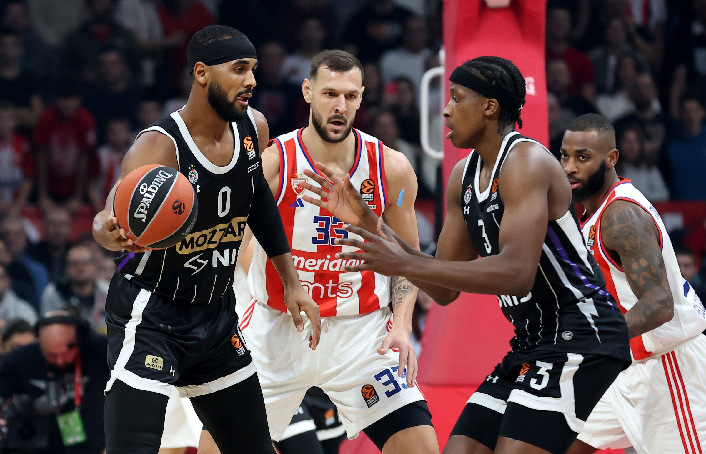 during regular season round 11 Euroleague basketball match between Crvena Zvezda (Red Star) and Partizan in Belgrade, Serbia on Nov. 21, 2024.
photo: Pedja Milosavljevic/STARSPORT