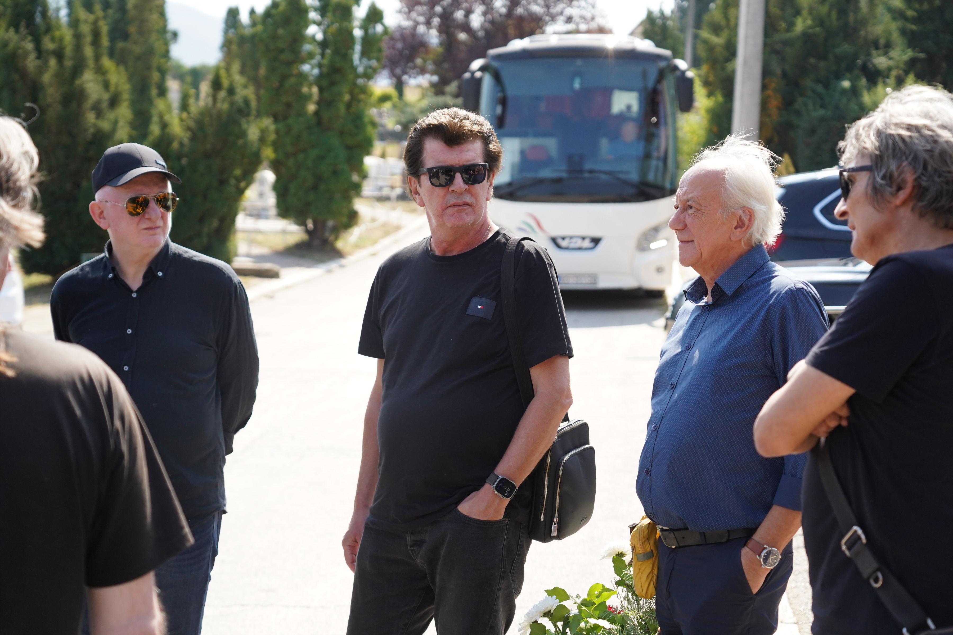 In front of the chapel at the City Cemetery in Cacko, there is a chest with Bora's body, and wreaths with farewell messages are placed around it.