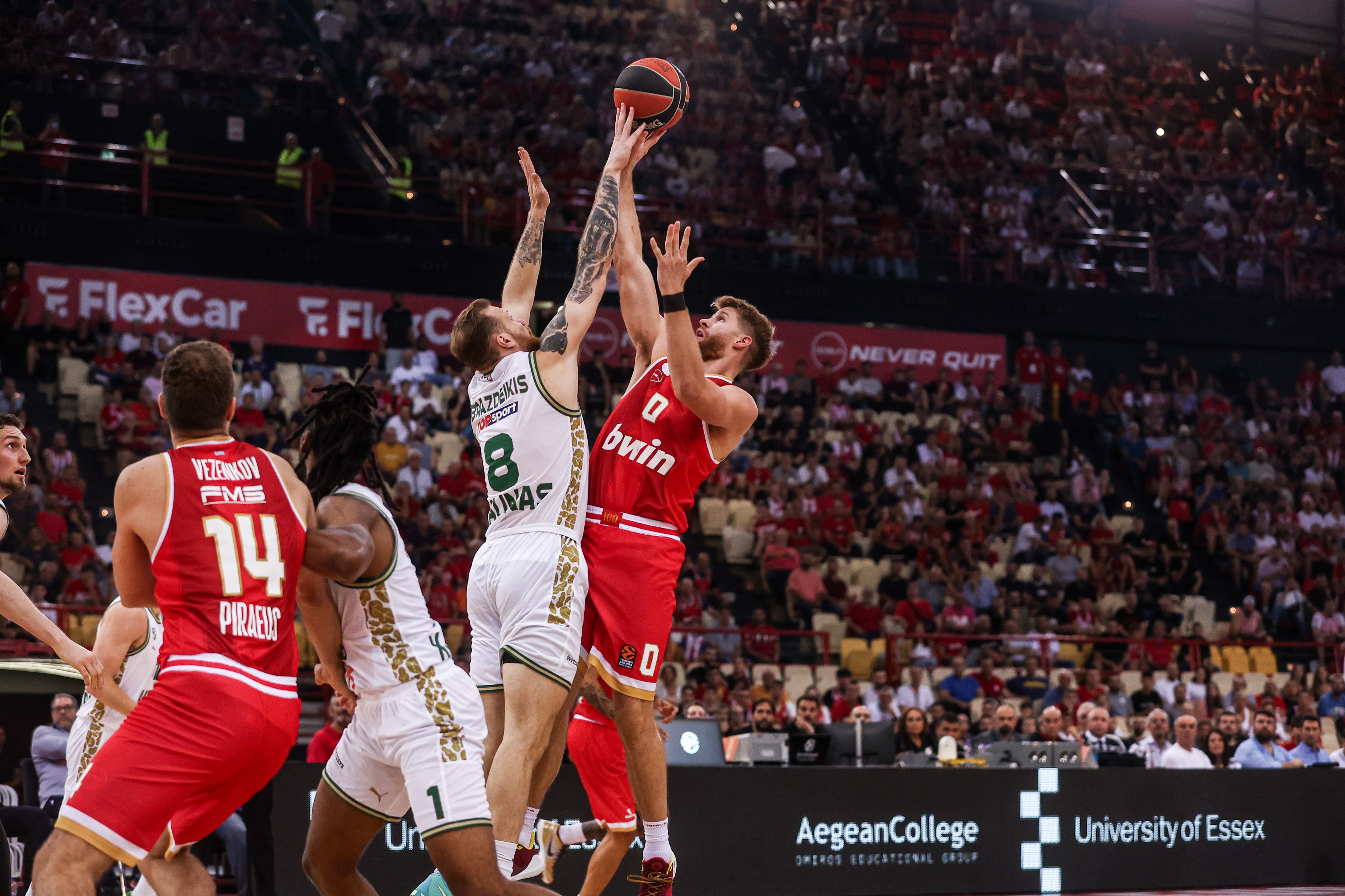 epa11655383 Olympiacos Thomas Walkup (R) in action against Zalgiris Ignas Brazdeikis (L) during the EuroLeague round 2 basketball match between Olympiacos Piraeus and Zalgiris Kaunas, in Piraeus, Greece, 11 October 2024.  EPA-EFE/GEORGIA PANAGOPOULOU