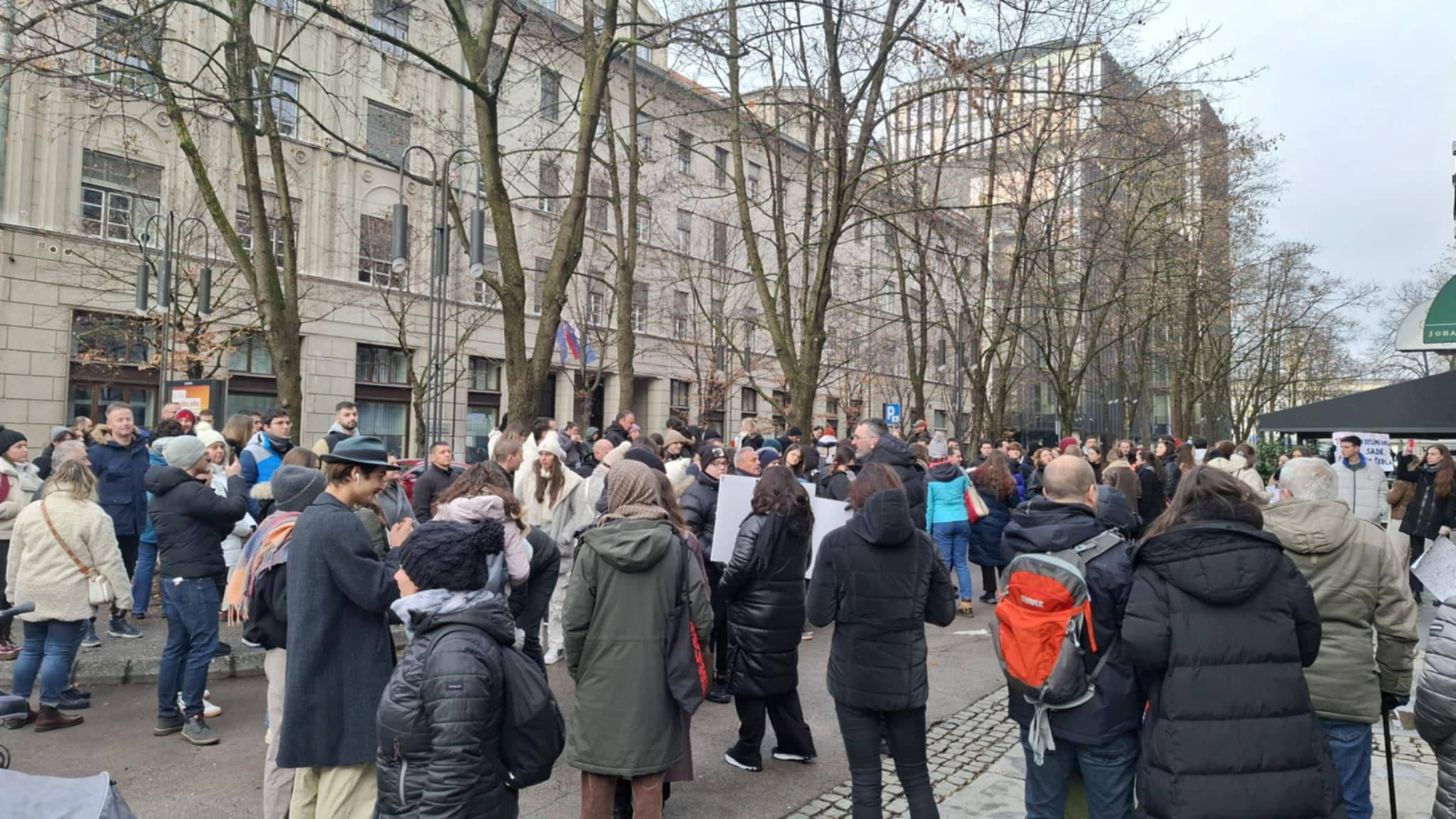 Ljubljana, 14.12.2024. - Nekoliko stotina gradjana danas u 11.52 je, ispred srpske ambasade u Ljubljani, odalo postu poginulima u padu nadstresnice rekonstruisane zeleznicke stanice u Novom Sadu.(BETAPHOTO/Mihailo Matovic)