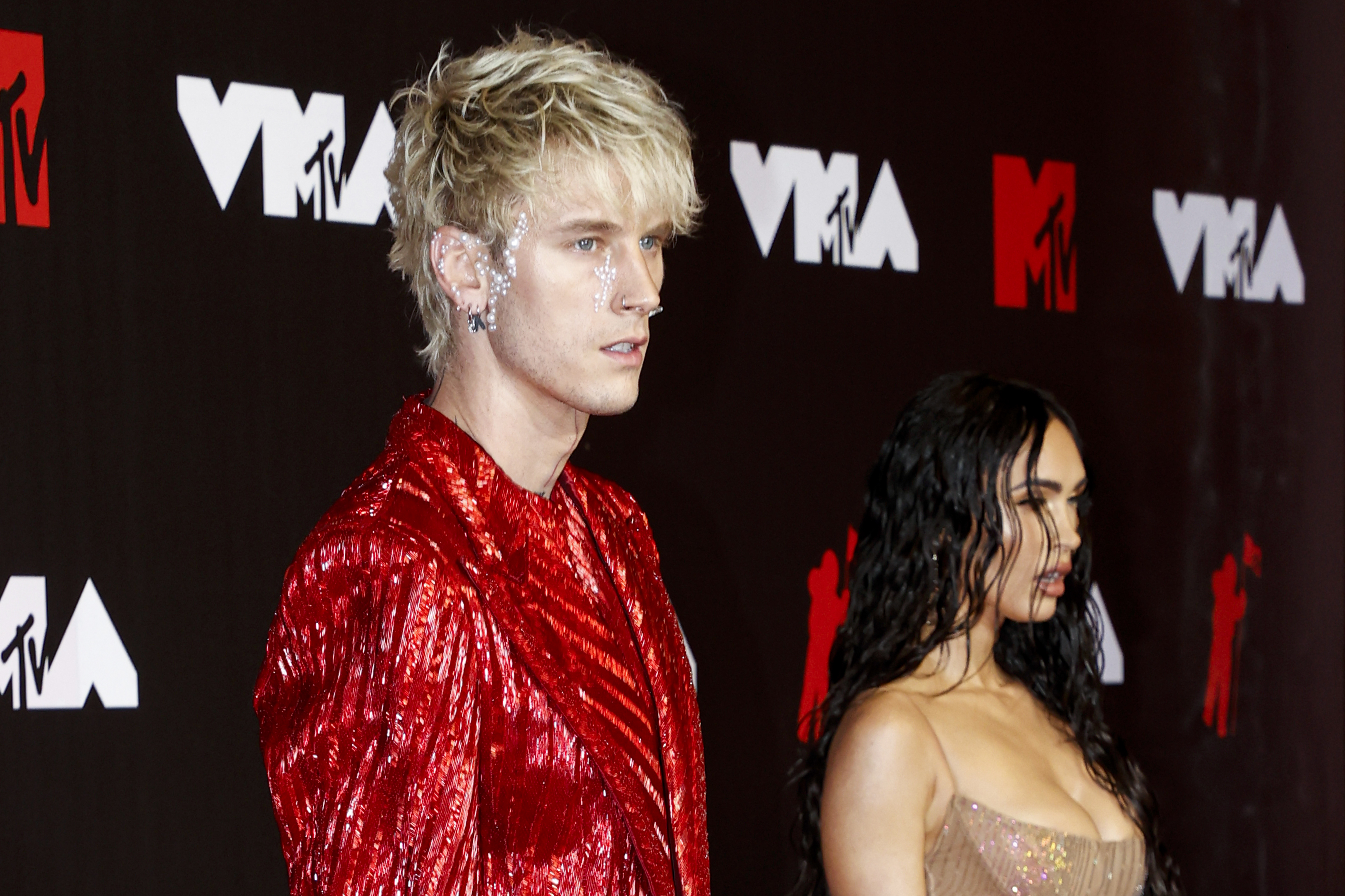 epa09464710 US actress Megan Fox (R) and US rapper Machine Gun Kelly (L) arrive on the red carpet for the MTV Video Music Awards at the Barclays Center in Brooklyn, New York, USA, 12 September 2021.  EPA-EFE/JASON SZENES