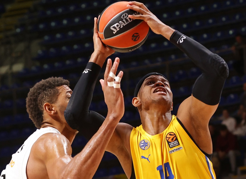 epa11694902 Maccabi's Jasiel Rivero (R) in action against Real Madrid's Walter Tavares (L) during the Euroleague basketball match between Maccabi Tel Aviv and Real Madrid in Belgrade, Serbia, 31 October 2024.  EPA-EFE/ANDREJ CUKIC