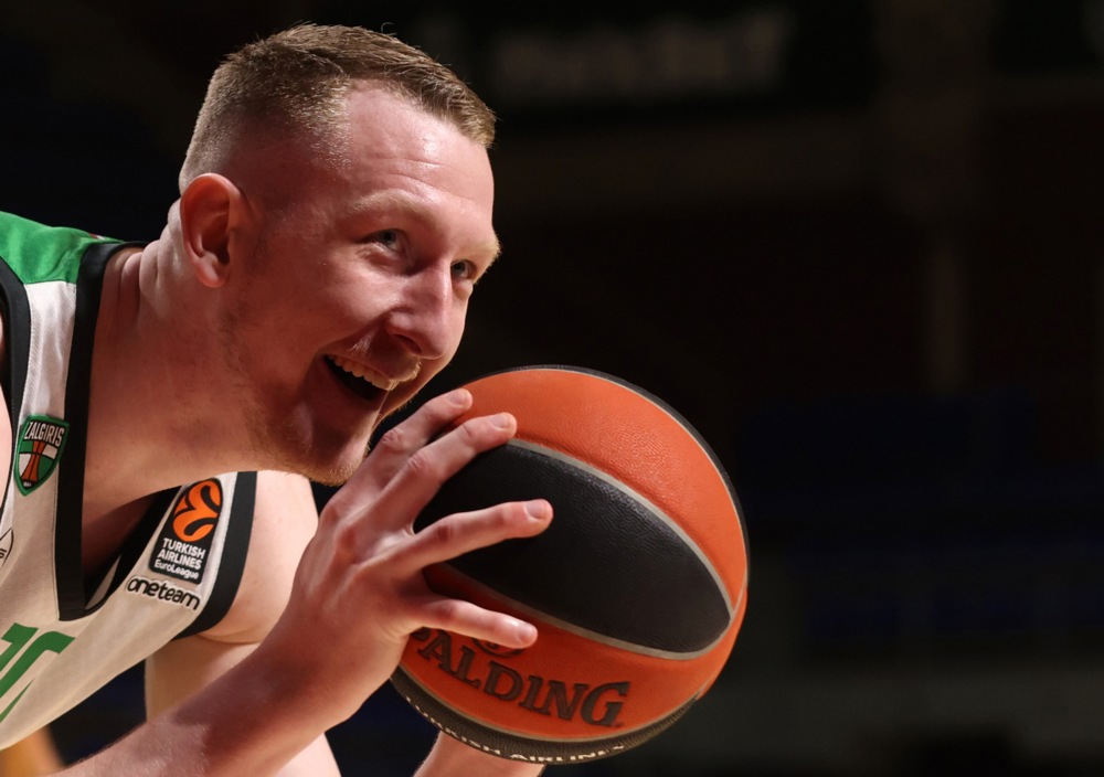 epaselect epa11205101 Zalgiris' Rolands Smits reacts during the Euroleague basketball match between Maccabi Tel Aviv and Zalgiris Kaunas in Belgrade, Serbia, 07 March 2024.  EPA-EFE/ANDREJ CUKIC
