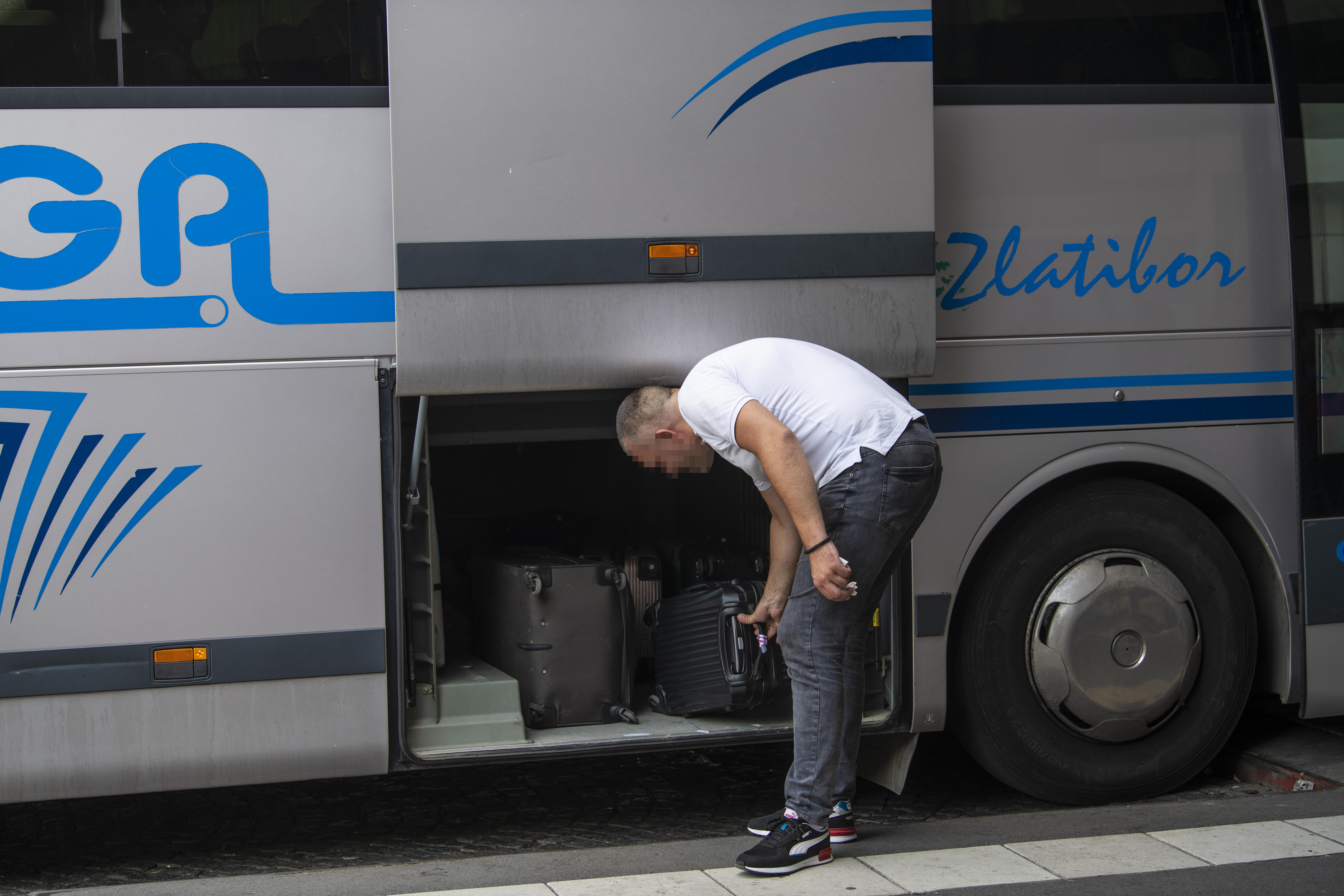 Beograd 29. jul 2022. Beogradska autobuska stanica BAS, putnici, putovanje, peroni, odlazni peron  Foto:Dragan Mujan/Nova.rs