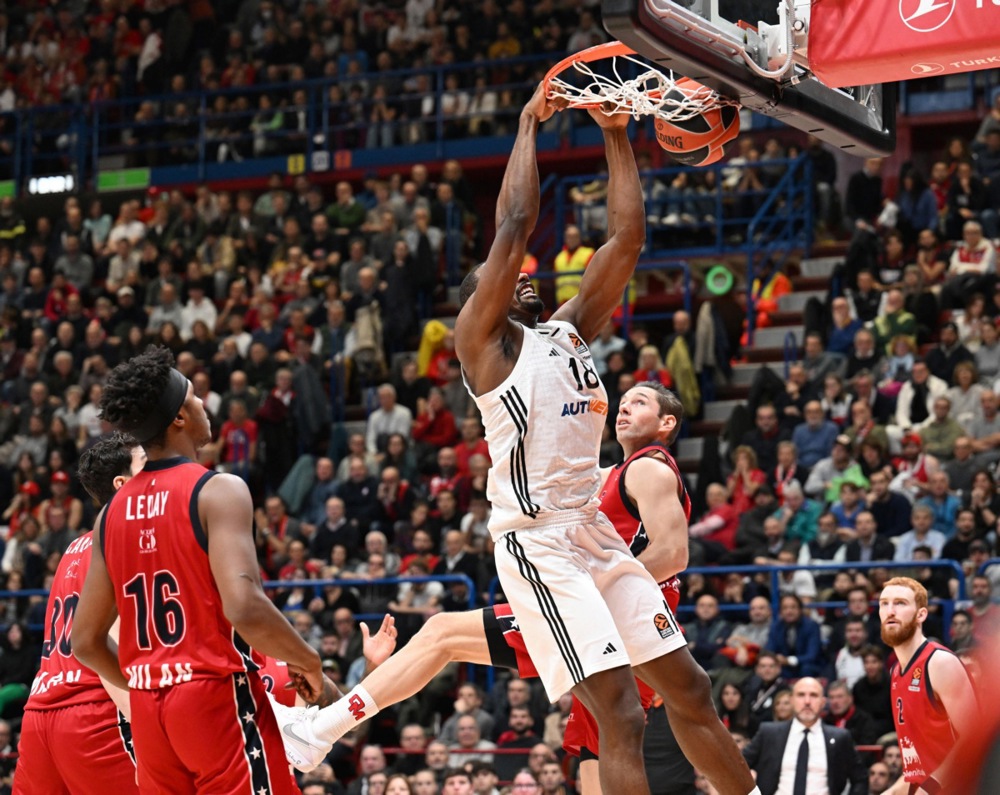 epa11708666 Madrid's Sertge Ibaka (C) in action during the Basketball EuroLeague match between Olimpia Milan and Real Madrd in Milan, Italy, 07 November 2024.  EPA-EFE/DANIEL DAL ZENNARO