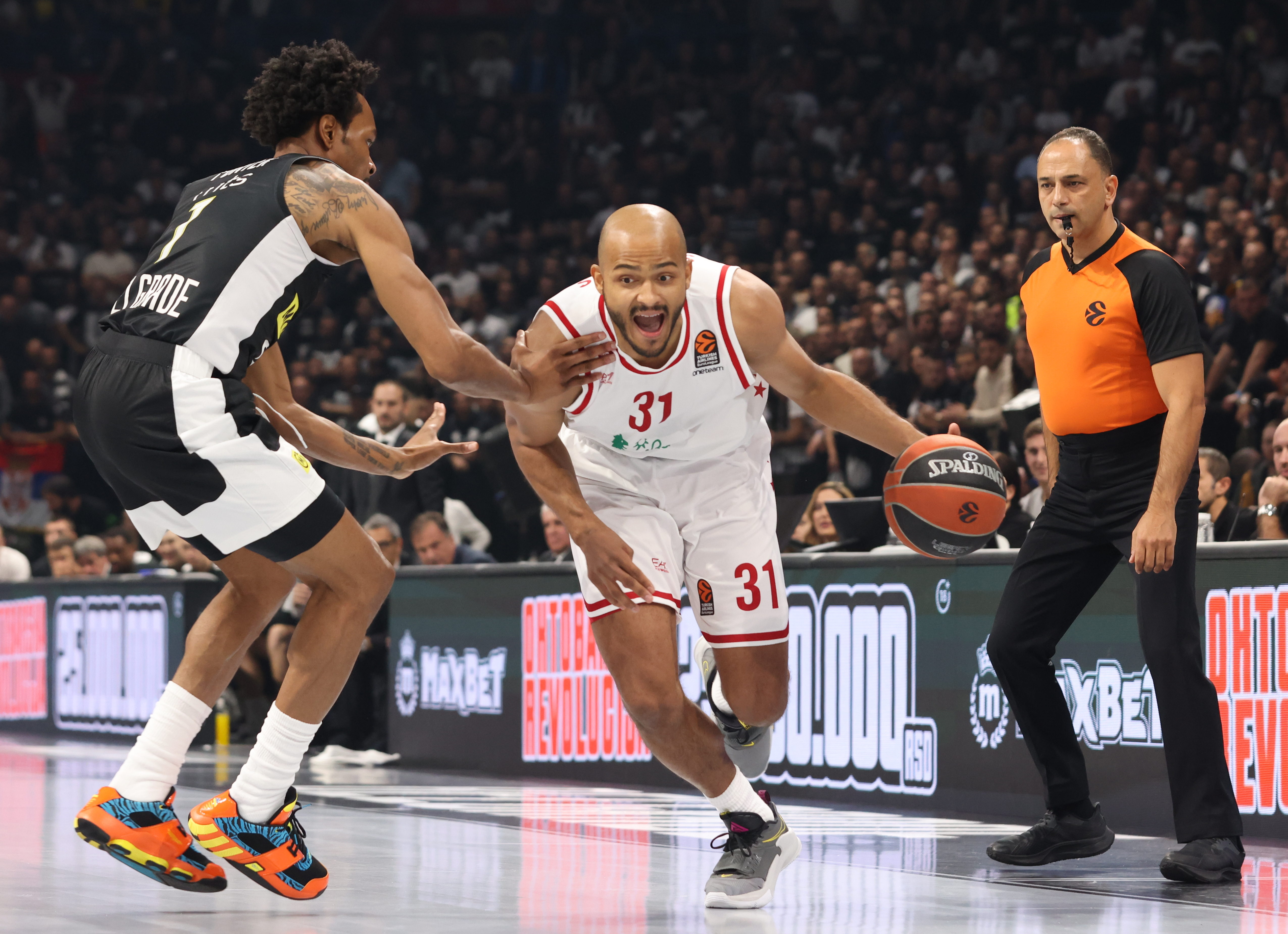 epa10251430 Milan's Shavon Shields (R) in action against Partizan's Kevin Punter (L) during the Euroleague basketball match between Partizan Belgrade and EA7 Emporio Armani Milan, in Belgrade, Serbia, 18 October 2022.  EPA-EFE/ANDREJ CUKIC