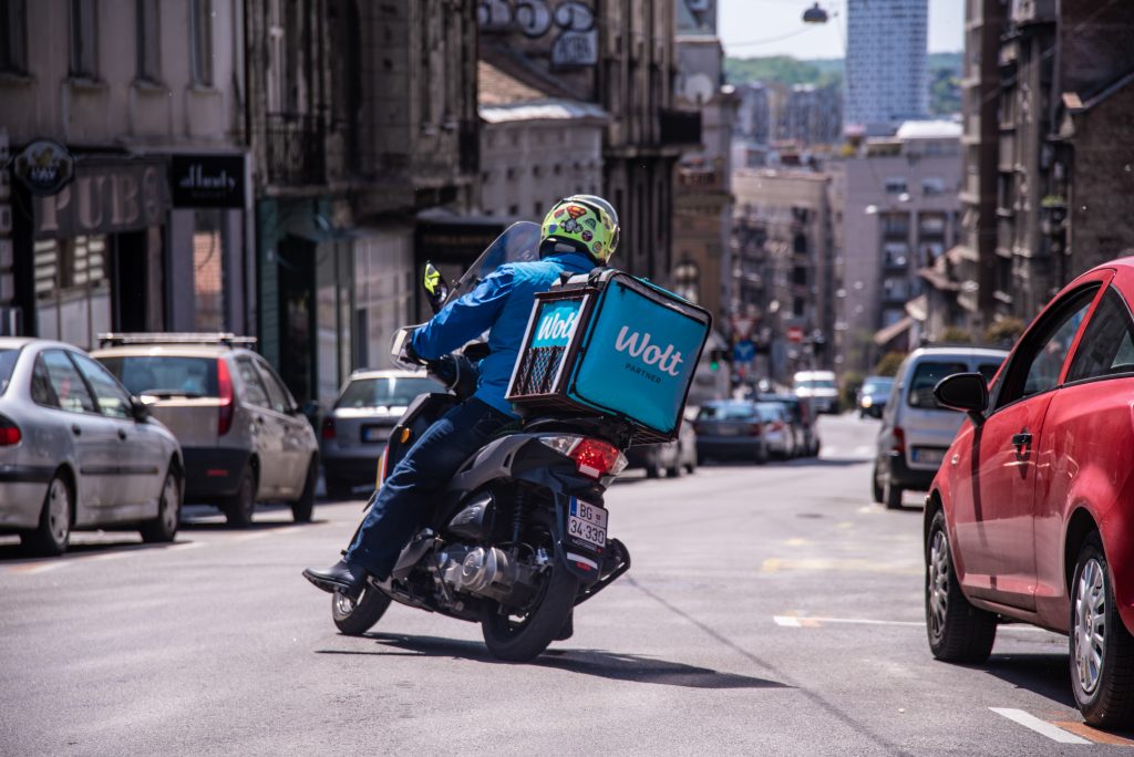 Beograd 18.04.2020. Dostava hrane za vreme vanrednog stanja i policijskog časa, dostavljači hrane policijski čas, zabrana kretanja, dostva hrane Wolt Foto:Dragan Mujan/Nova.rs