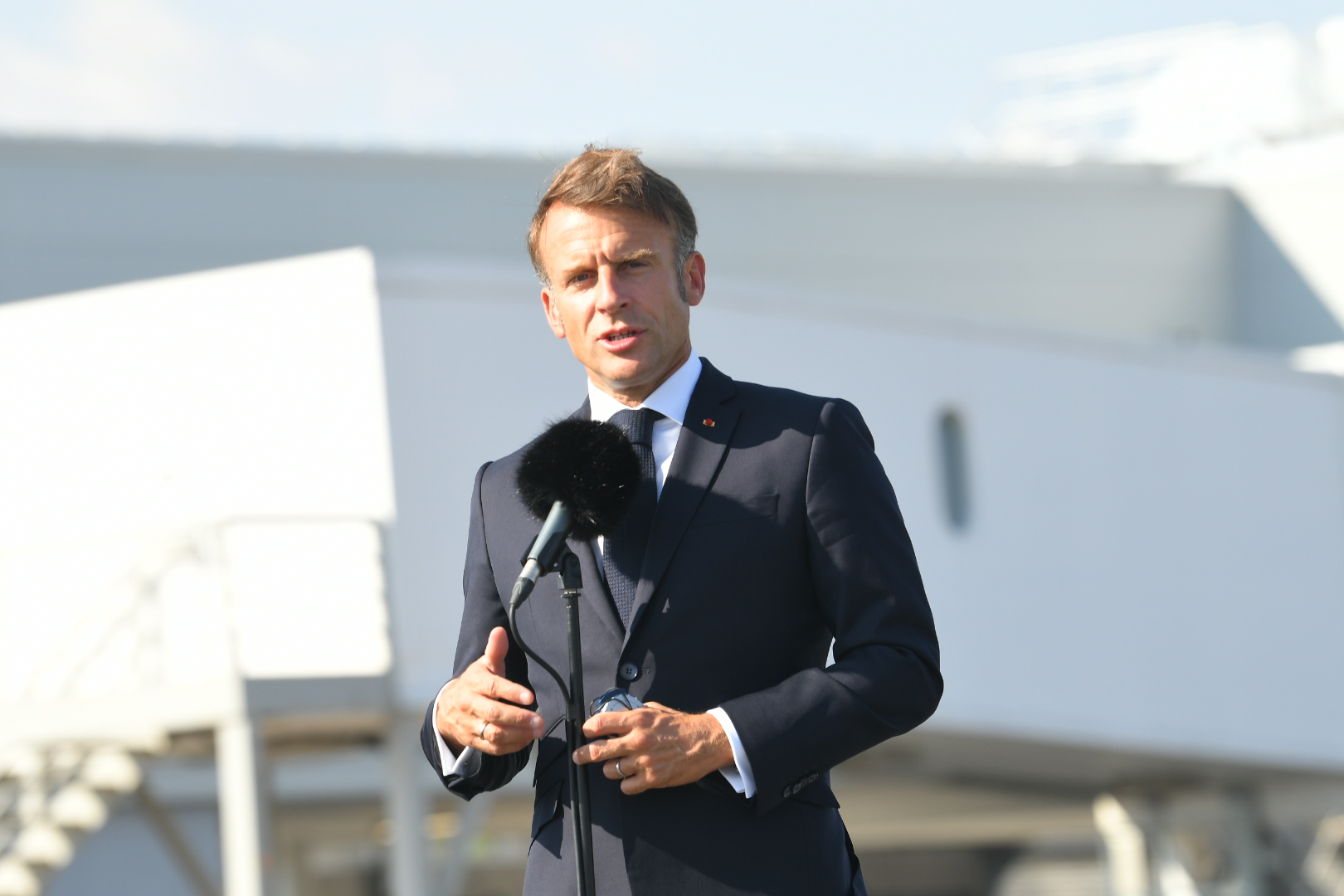 Beograd, 30.08.2024. Aerodrom Nikola Tesla, Emanuel Makron i Aleksandar Vučić, ceremonija otkrivanja ploče povodom završetka radova na modernizaciji Aerodroma "Nikola Tesla" u Beogradu. Foto: Amir Hamzagić/Nova.rs