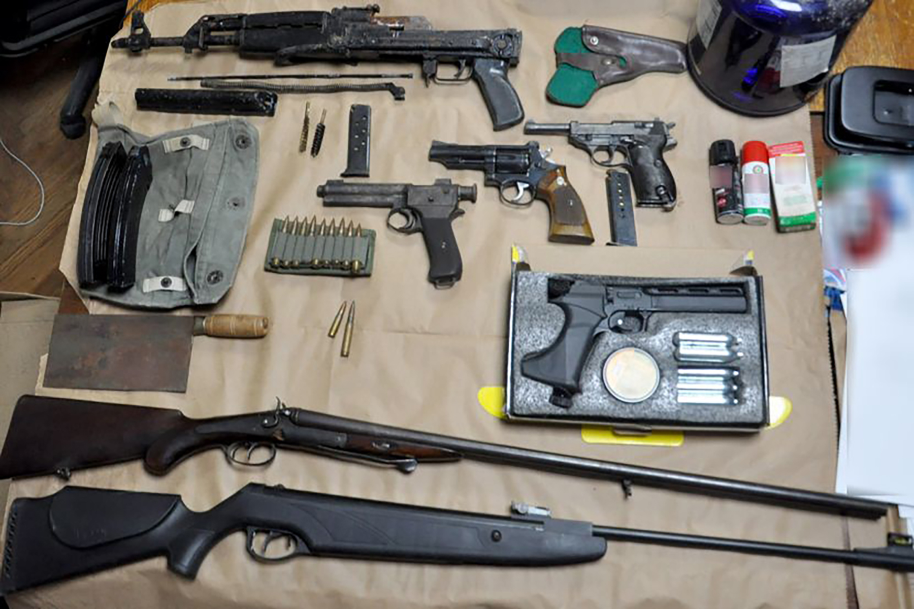 U kući u Smederevu pronađen arsenal oružja: Uhapšeni otac i sin