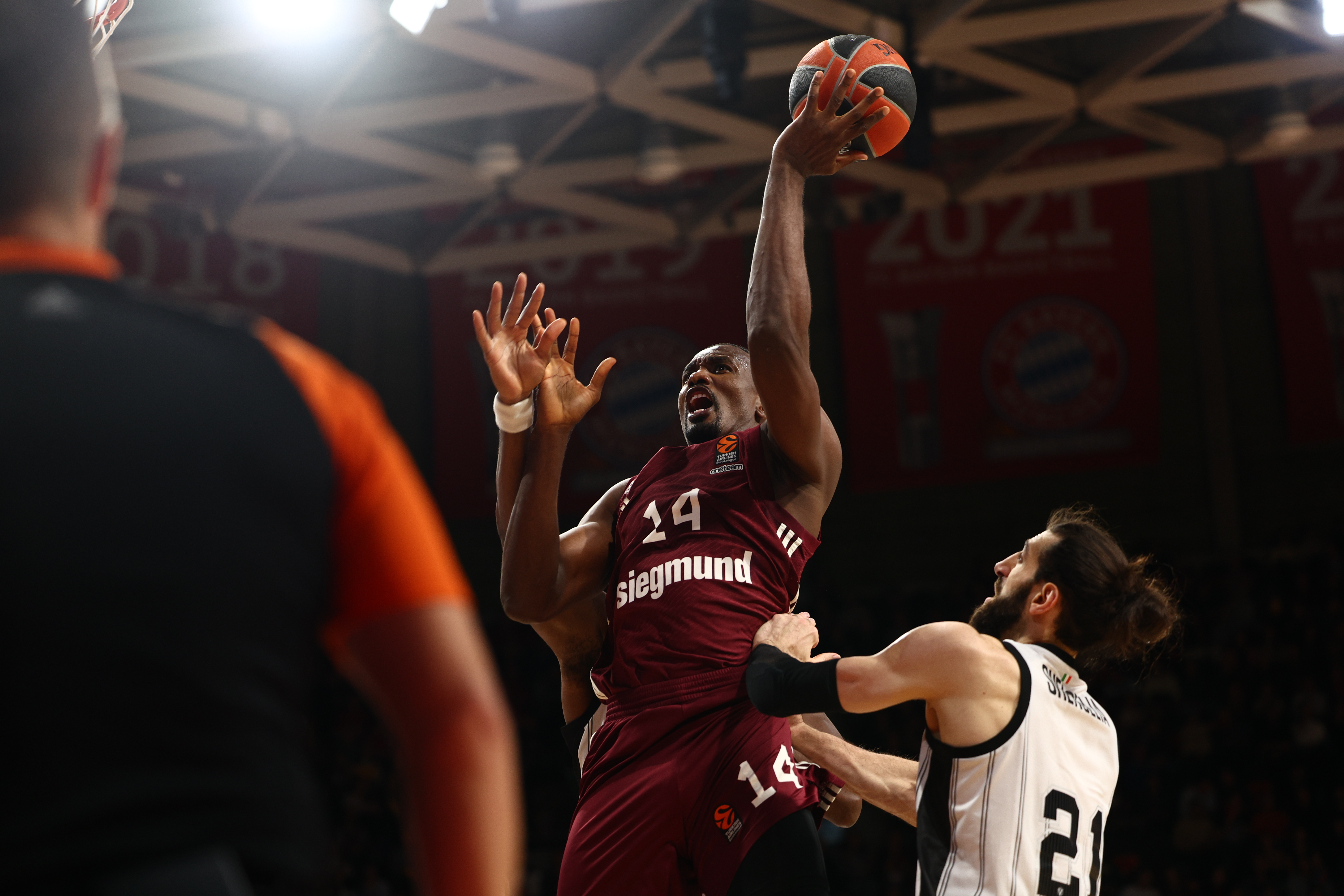 epa11004463 Serge Ibaka of Munich (L) in action against Tornike Shengelia of Bologna (R) during the Euroleague Basketball match between Bayern Munich and Virtus Bologna in Munich, Germany, 30 November 2023.  EPA-EFE/ANNA SZILAGYI