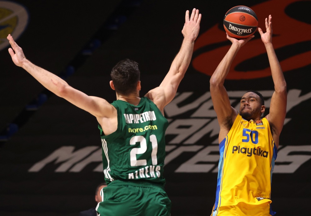epa11315151 Maccabi's Bonzie Colson (R) in action against Panathinaikos' Ioannis Papapetrou (L) during the Euroleague basketball play-off match between Maccabi Tel Aviv and Panathinaikos Athens in Belgrade, Serbia, 02 May 2024.  EPA-EFE/ANDREJ CUKIC