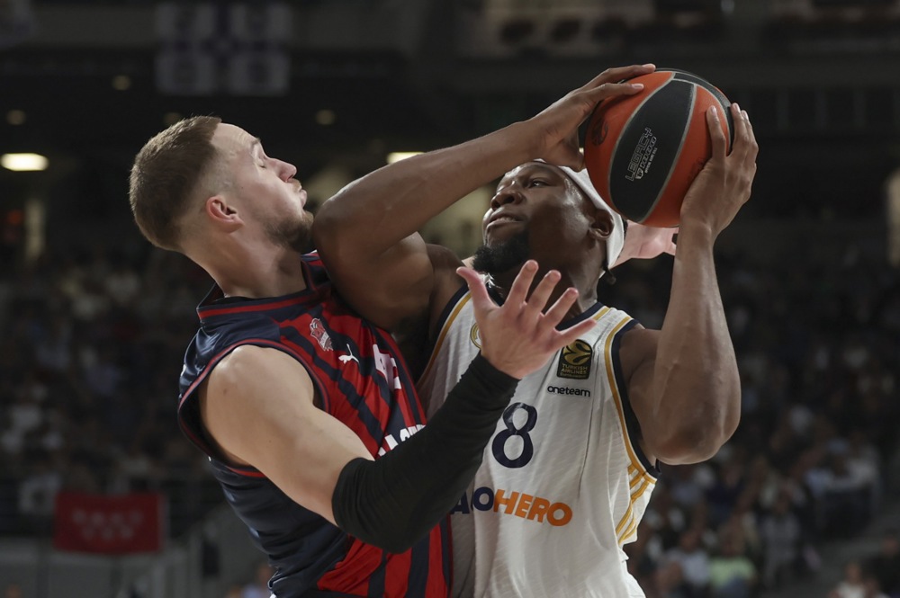 epa11296607 Real Madrid's Guerschon Yabusele (R) in action against Baskonia's Tadas Sedekerskis (L) during the Euroleague basketball play-off match between Real Madrid and Saski Baskonia, in Madrid, Spain, 23 April 2024.  EPA-EFE/Kiko Huesca