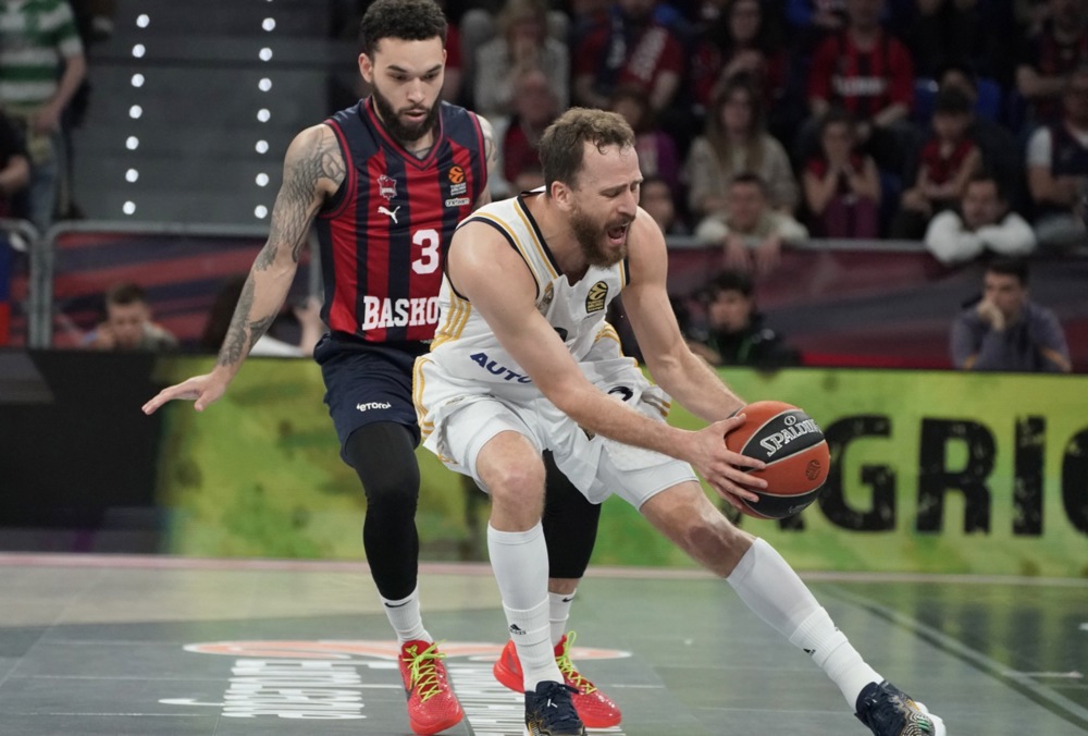 epa11313299 Real Madrid's Sergio Rodriguez (R) in action against Saski Baskonia's Chris Chiozza (L) during the Euroleague playoff basketball match between Saski Baskonia and Real Madrid, in Vitoria, Spain, 01 May 2024.  EPA-EFE/L. Rico