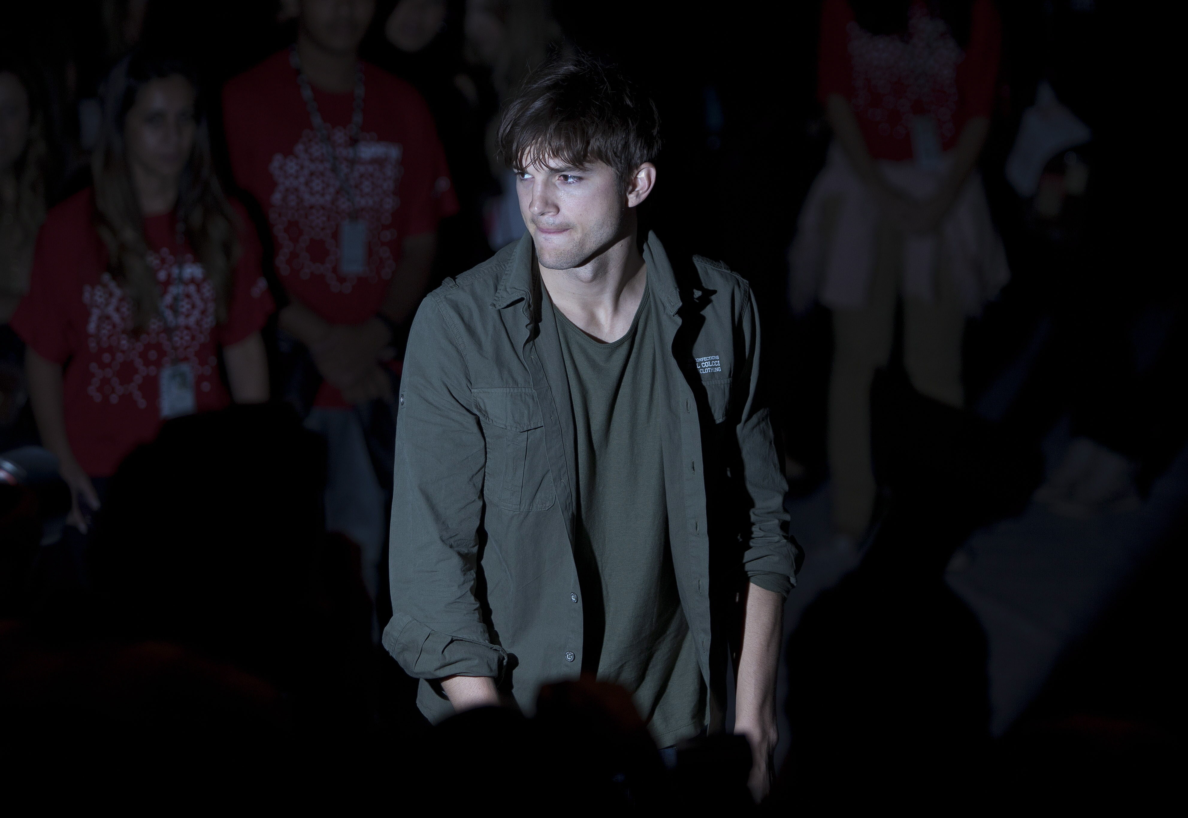 epa03073232 US actor Ashton Kutcher arrives to watch a fashion show by Colcci label in the Sao Paulo fashion week at Ibirapuera park in Sao Paulo, Brazil, 22 January 2012.  EPA/Sebastiao Moreira