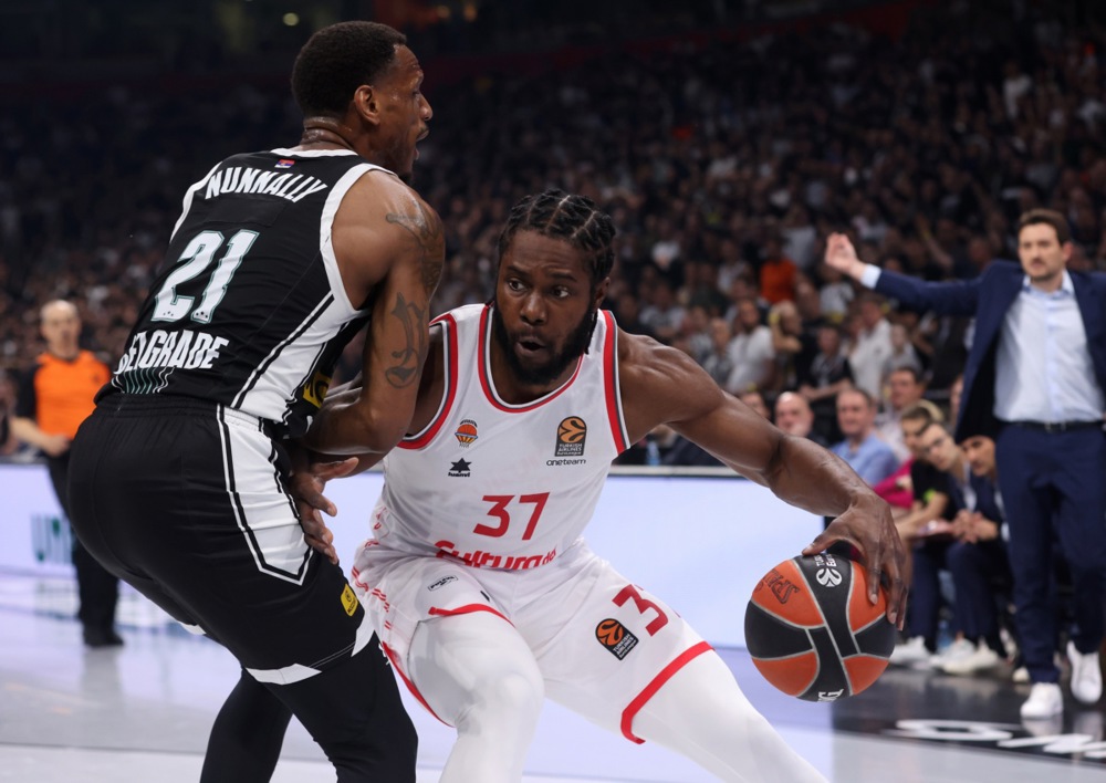 epa11275368 Valencia's Semi Ojeleye (R) in action against Partizan's James Nunnally (L) during the Euroleague basketball match between Partizan Belgrade and Valencia Basket in Belgrade, Serbia, 12 April 2024.  EPA-EFE/ANDREJ CUKIC