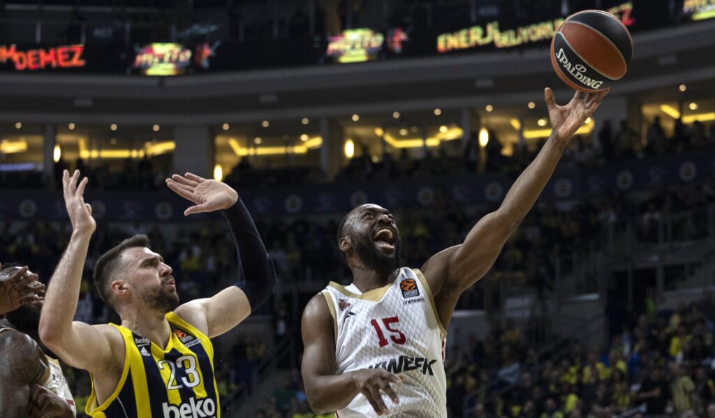 epaselect epa11031384 As Monaco's Kemba Walker (R) in action against Fenerbahce's Marko Guduric (L) during the Euroleague basketball match between Fenerbahce and AS Monaco in Istanbul, Turkey, 15 December 2023.  EPA-EFE/TOLGA BOZOGLU