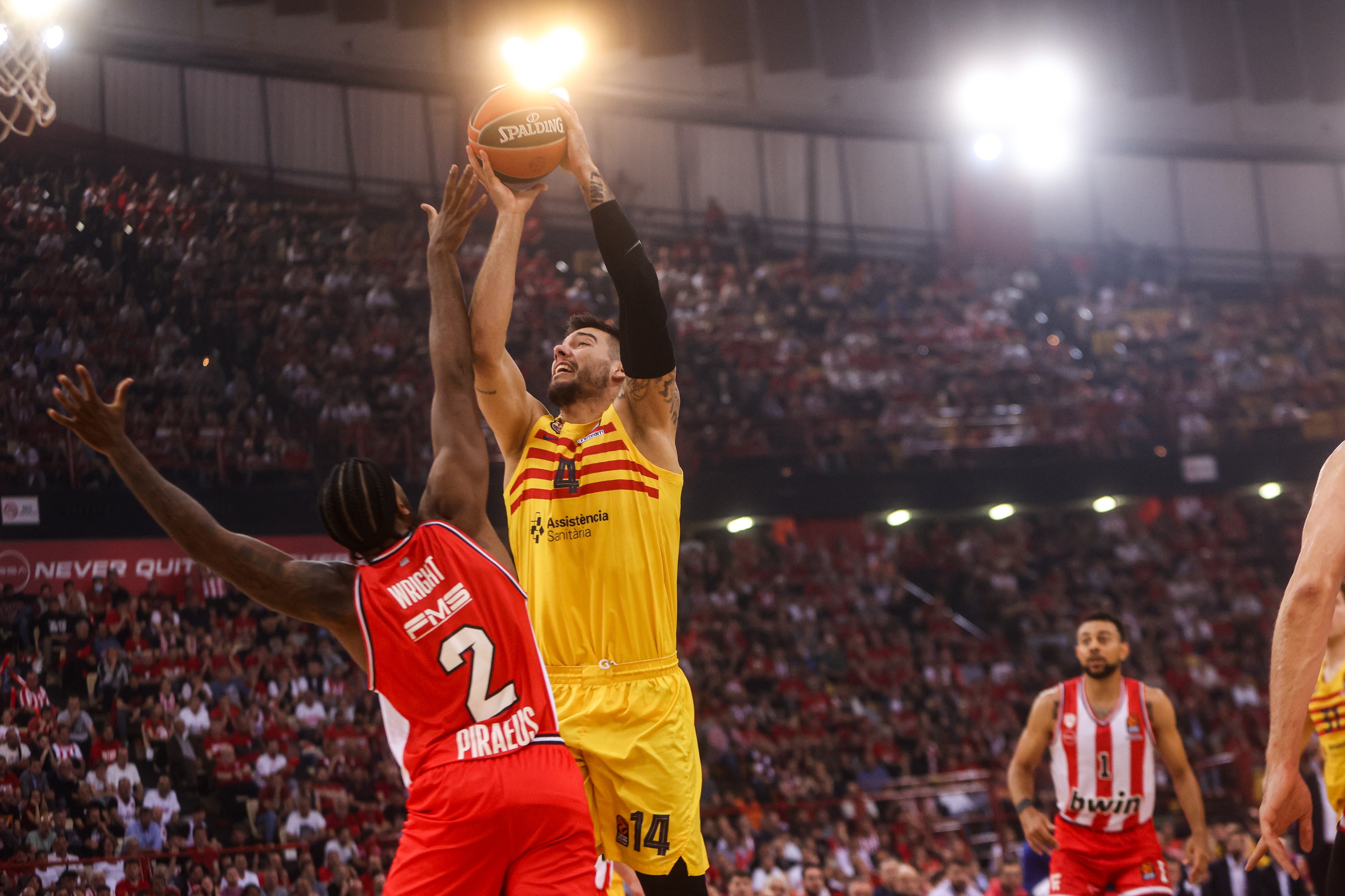epa11311035 Olympiaco's Moses Wright  (L) in action against Barcelona''s Willy Hernangomez (R) during the Euroleague basketball match between Olympiacos Piraeus and Barcelona, in Piraeus, Greece, 30 April 2024.  EPA-EFE/GEORGIA PANAGOPOULOU