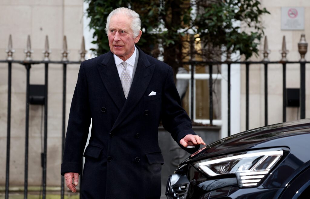 epa11112706 Britain's King Charles III departs the London Clinic In London, Britain, 29 January 2024. King Charles III left hospital following treatment for an enlarged prostate.  EPA-EFE/ANDY RAIN