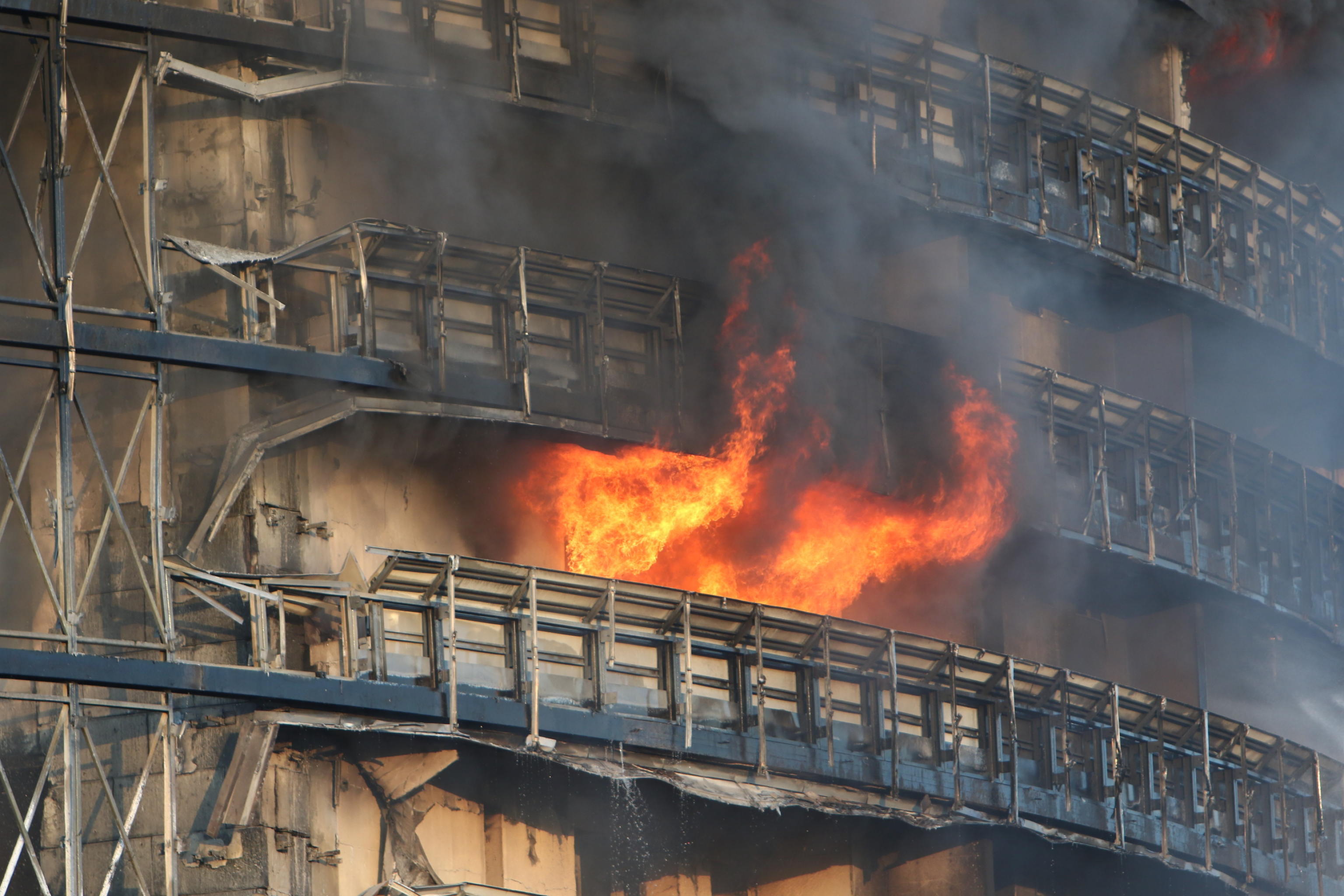 epa09435991 A view on a 15-storey building fire in via Antonini, in the southern suburbs of Milan, Italy, 29 August 2021.  EPA-EFE/PAOLO SALMOIRAGO