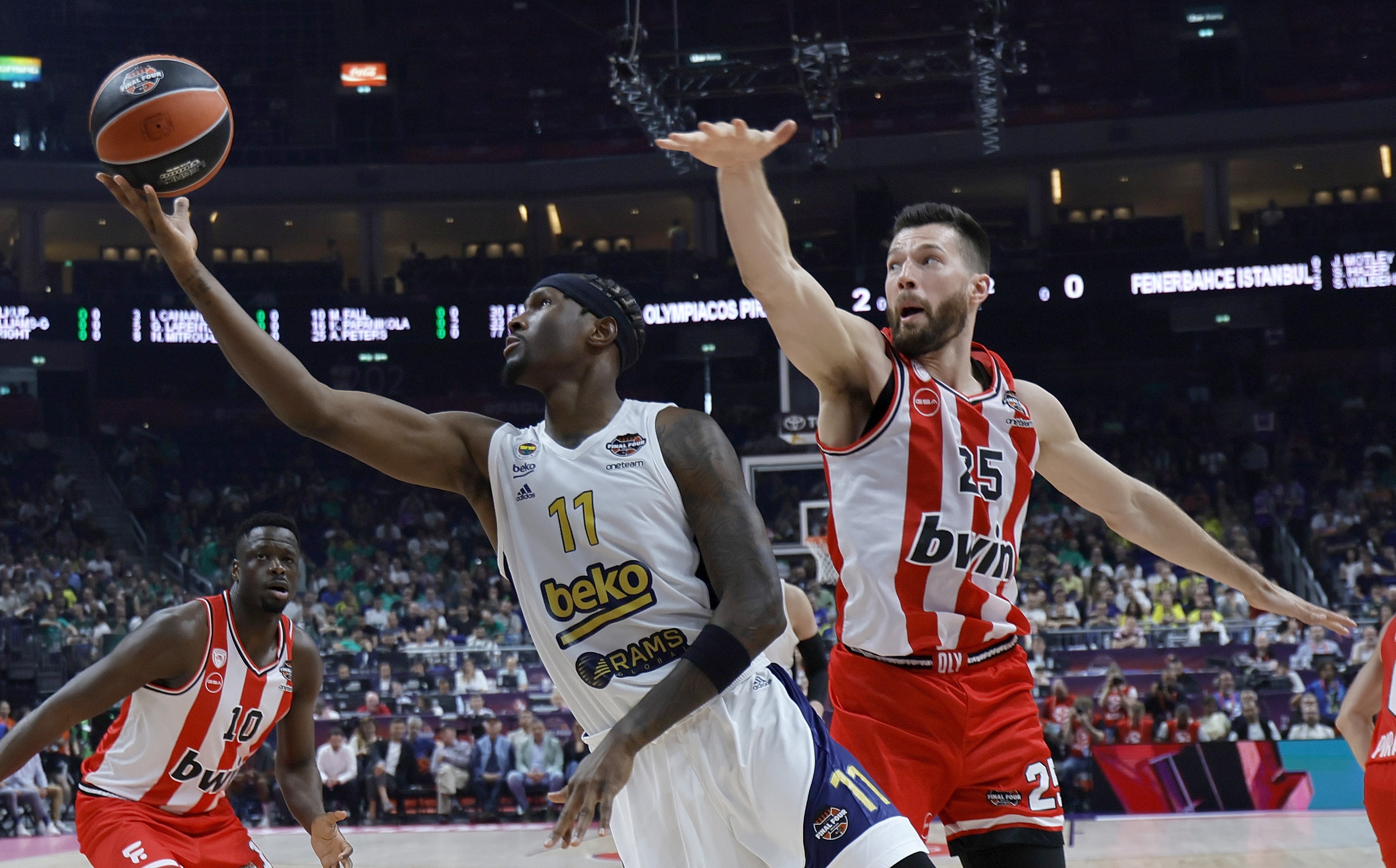 epa11371552 Nigel Hayes-Davis (L) of Fenerbahce in action against Alec Peters (R) of Piraeus during the EuroLeague Final Four third place match between Olympiacos Piraeus and Fenerbahce Istanbul in Berlin, Germany, 26 May 2024.  EPA-EFE/RONALD WITTEK