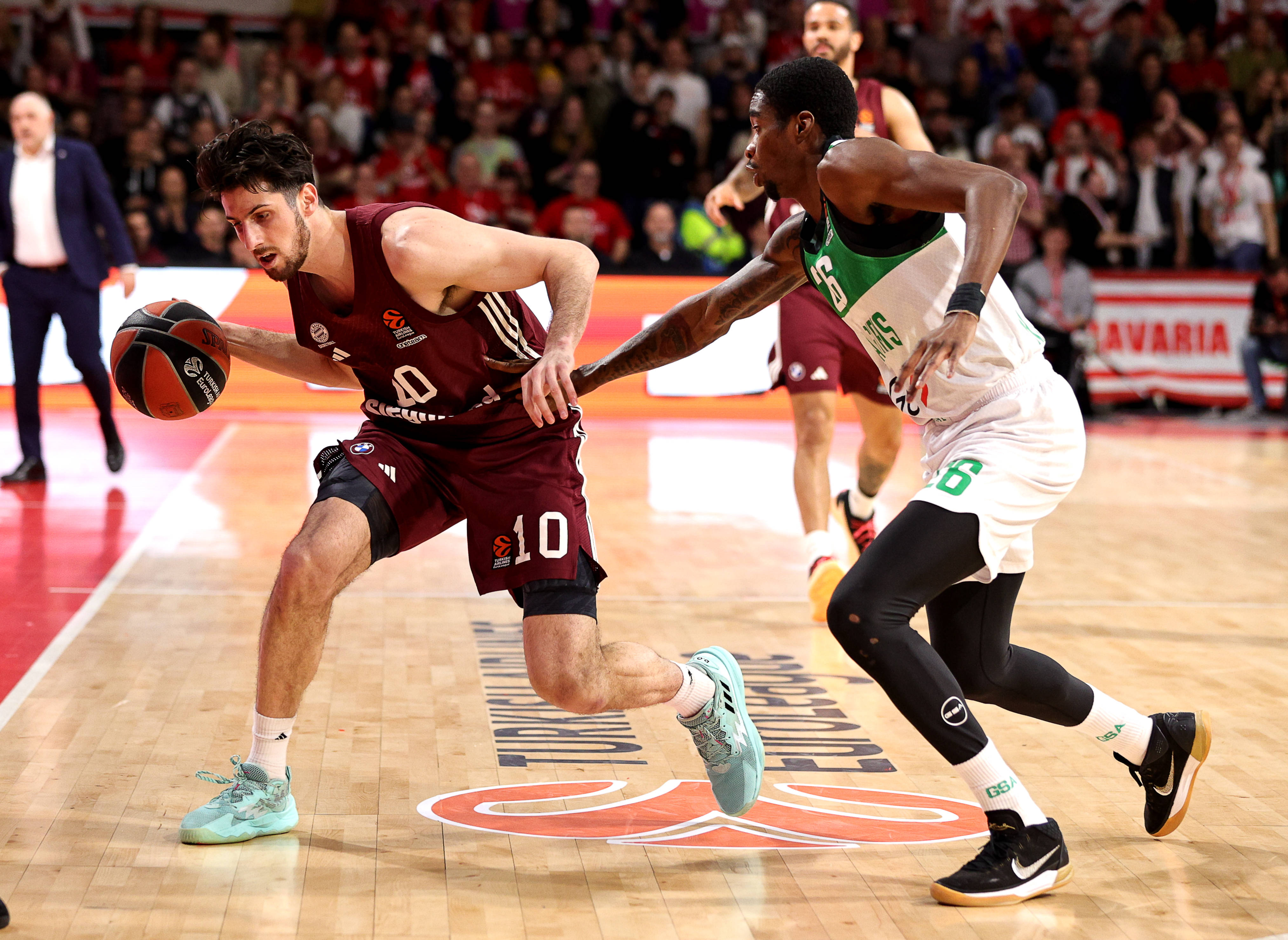 Zweikampf zwischen Leandro Bolmaro (Bayern Basketball, 10) und Edmond Sumner (Zalgiris Kaunas, 26). GER, FC Bayern Baske