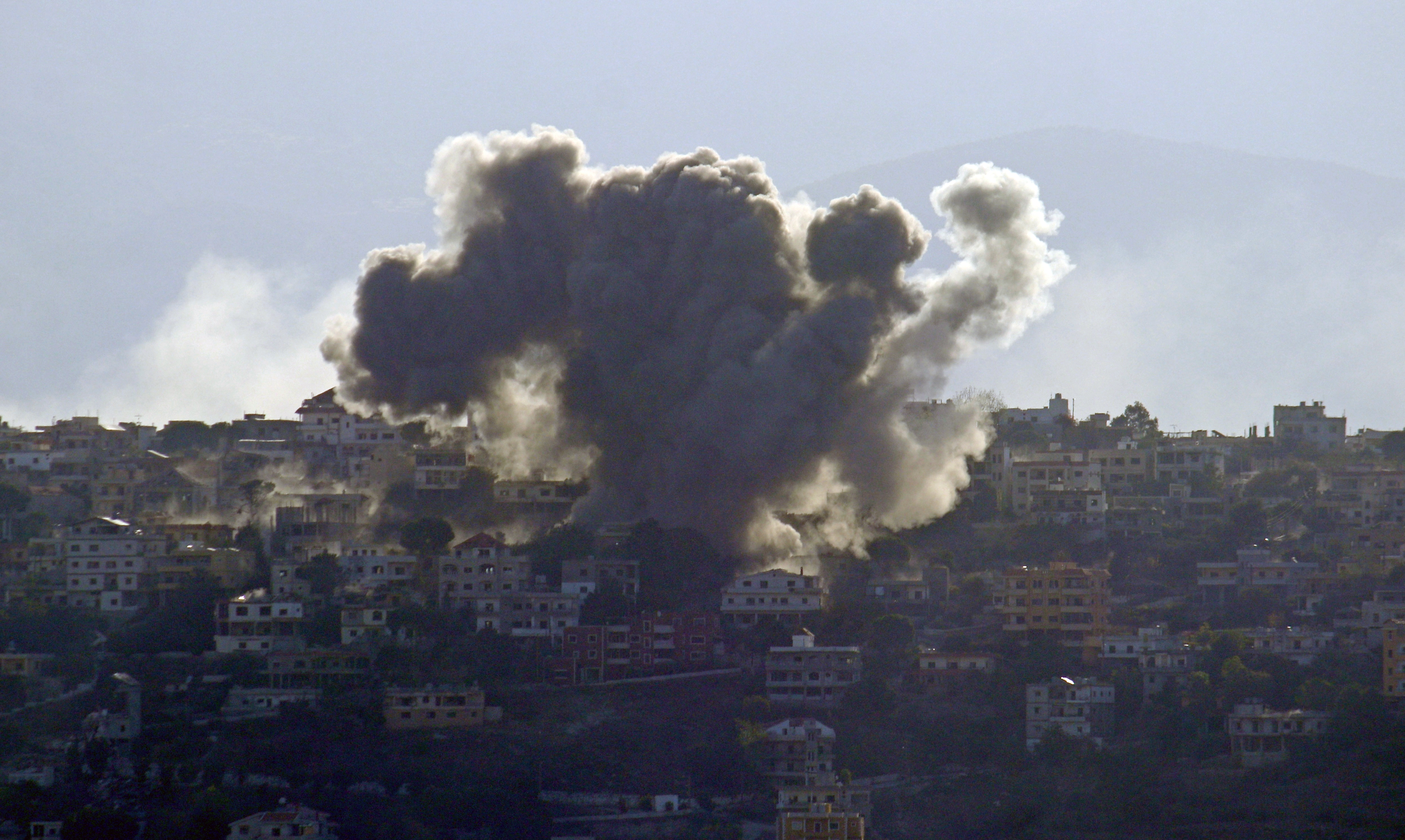 Israeli strikes hit south Lebanon
