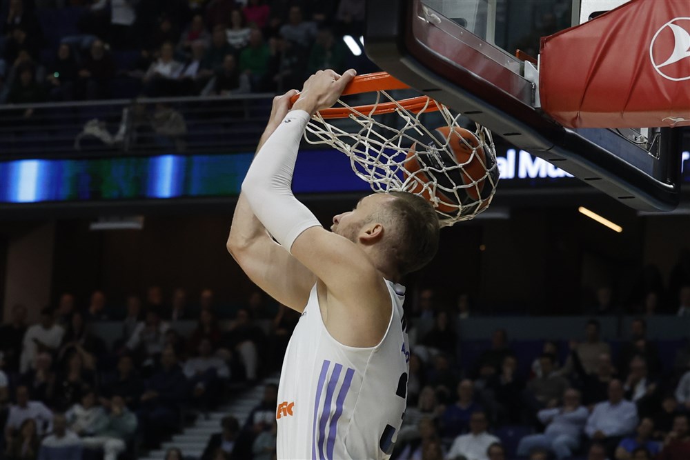 epa10486582 Real Madrid's Dzanan Musa in action during the Euroleague basketball match between Real Madrid and Zalgiris Kaunas held at Wizink Center in Madrid, central Spain, 23 February 2023.  EPA-EFE/JUANJO MARTIN