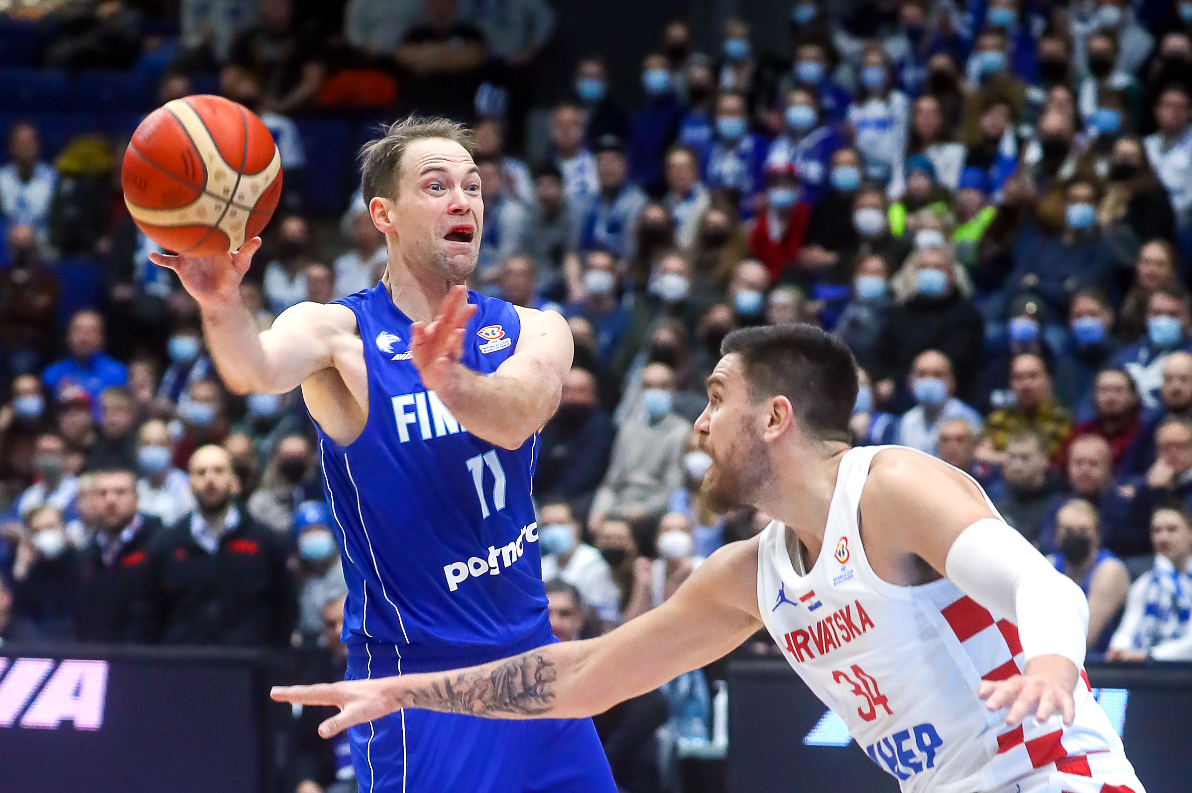 epa09609523 Petteri Koponen (L) of Finland in action against Marin Maric (R) of Croatia during the FIBA Basketball World Cup European Qualifiers basketball match between Finland and Croatia in Espoo, Finland, 28 November 2021.  EPA-EFE/MAURI RATILAINEN