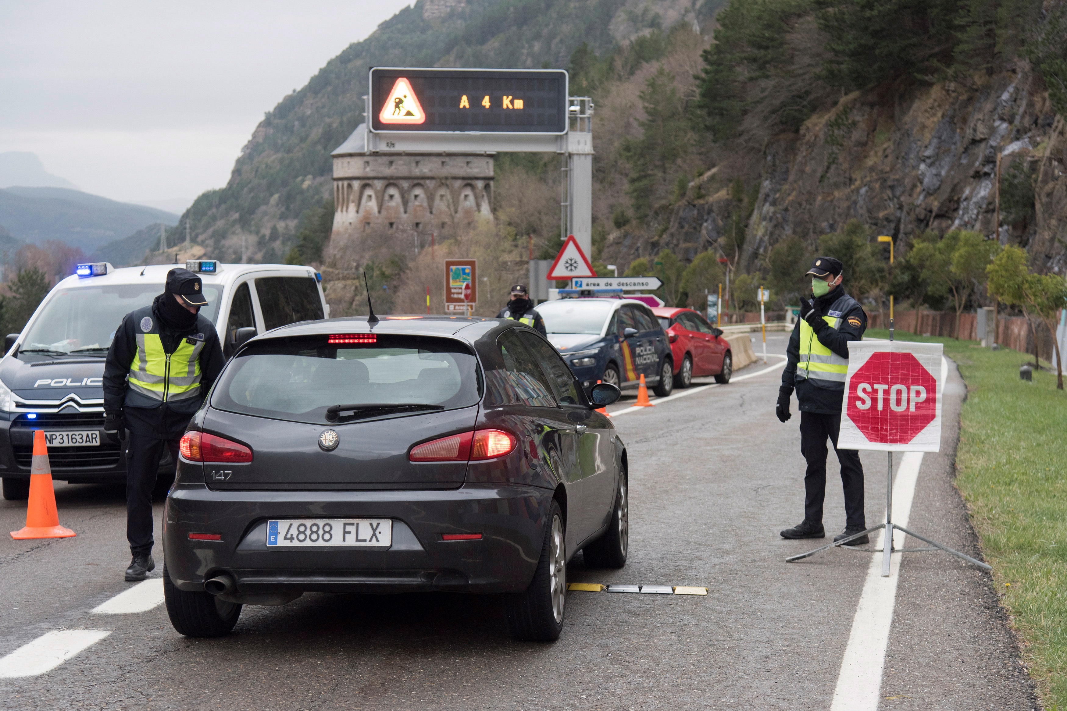 Security forces control the border crossings between Spain and France