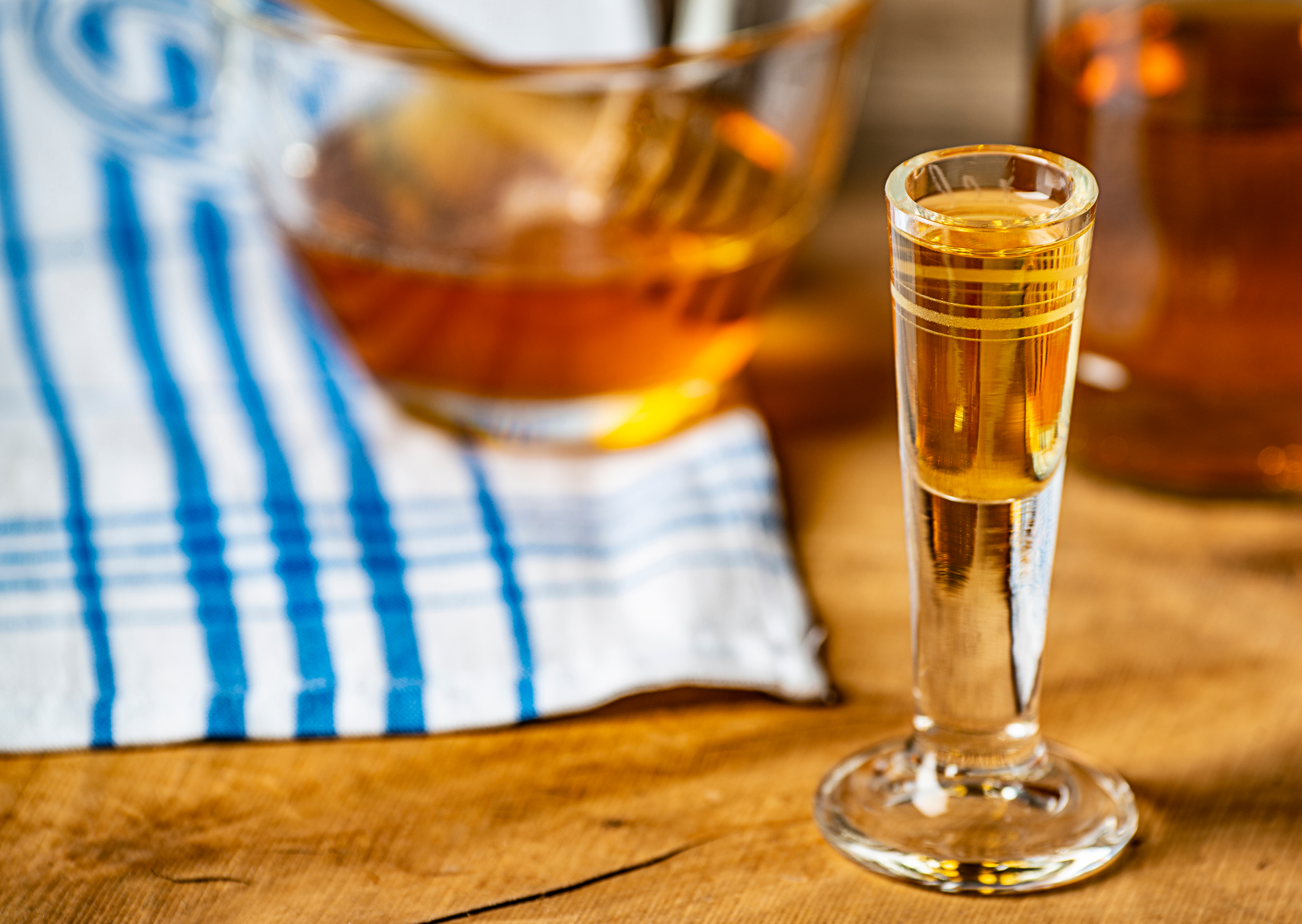 Homemade,Mead,(honey,Wine),On,An,Old,Table,Close,Up