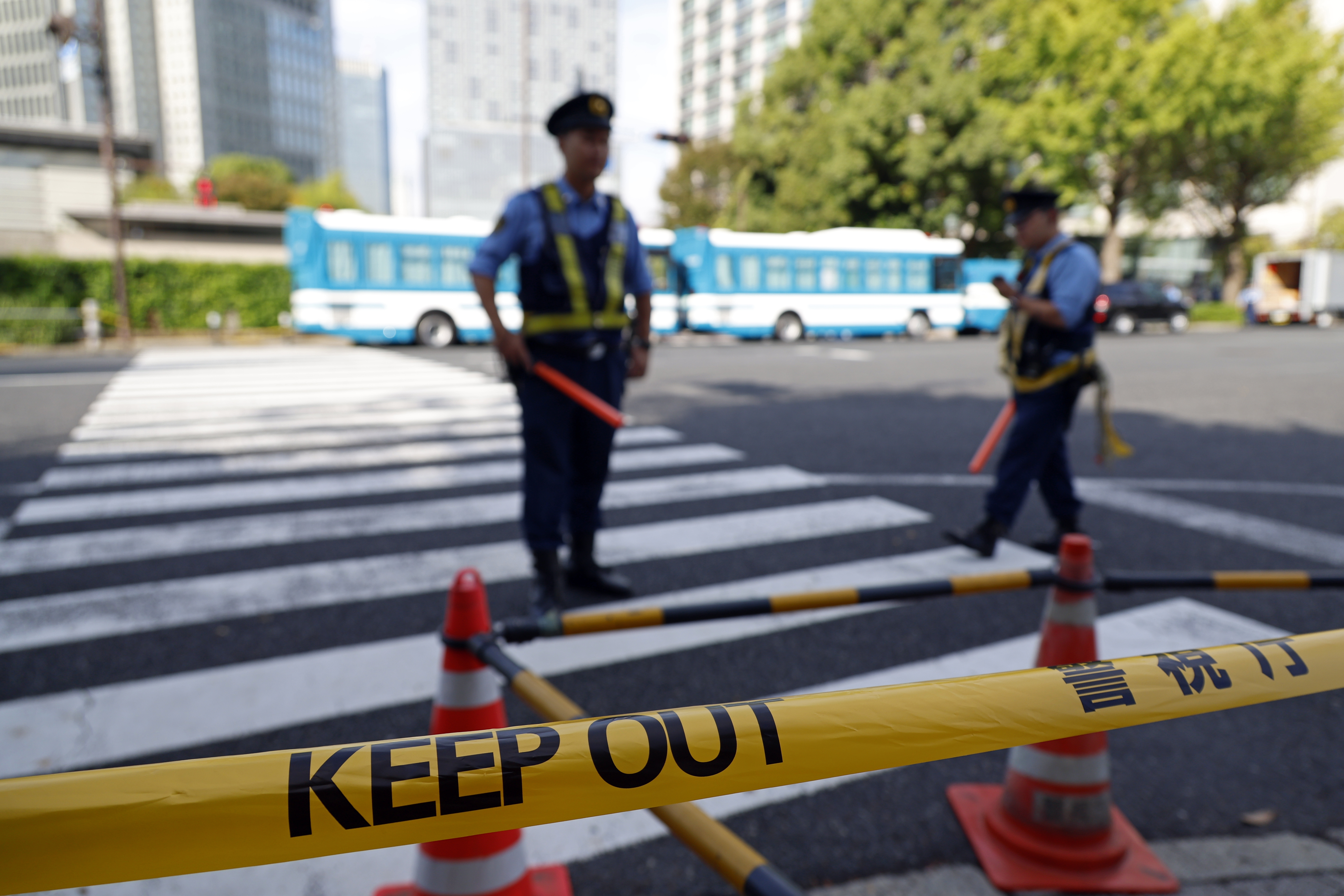 Man arrested for throwing Molotov cocktails towards the LDP headquarters and for crashing his car into a fence at the Prime Minister's Office