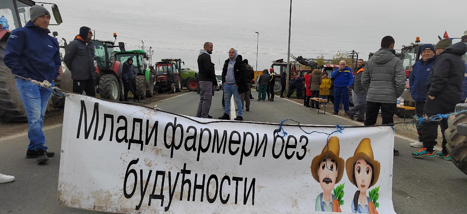 DRUŠTVO/PROTEST/OPŠTINE - Članovi poljoprivrednog Udruženja "Složni Pidikanci" blokirali su danas magistralni put Kovin-Bavanište-Pančevo Foto: FoNet/Marko Dragoslavić