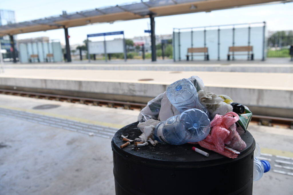 beograd 05.08.2024 novi beograd beovoz zapustena prljava stanica peron , kod buvljaka