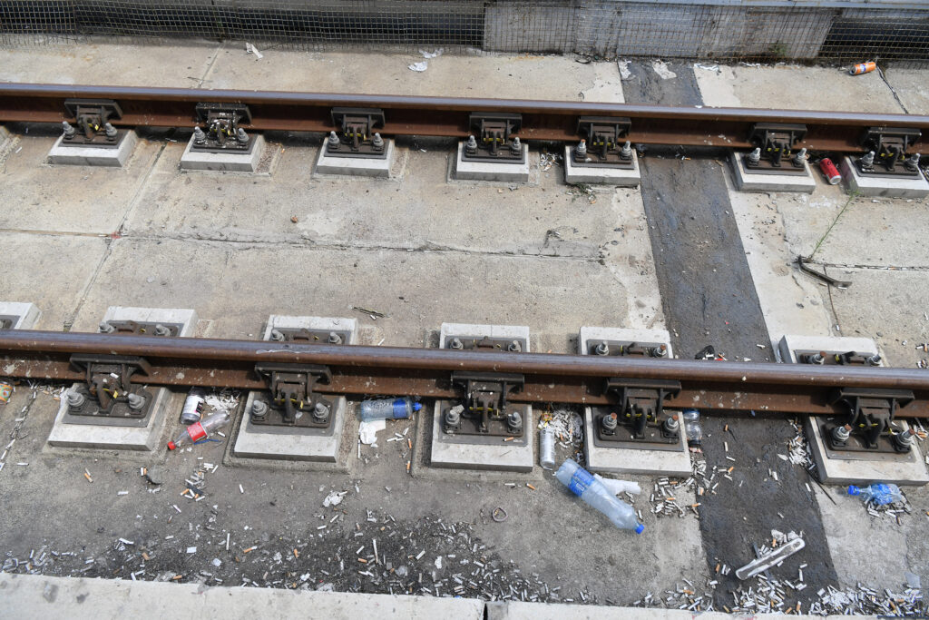 beograd 05.08.2024 novi beograd beovoz zapustena prljava stanica peron , kod buvljaka