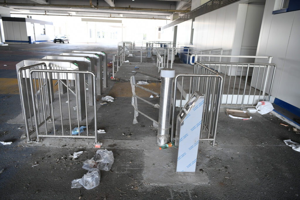 beograd 05.08.2024 novi beograd beovoz zapustena prljava stanica peron , kod buvljaka