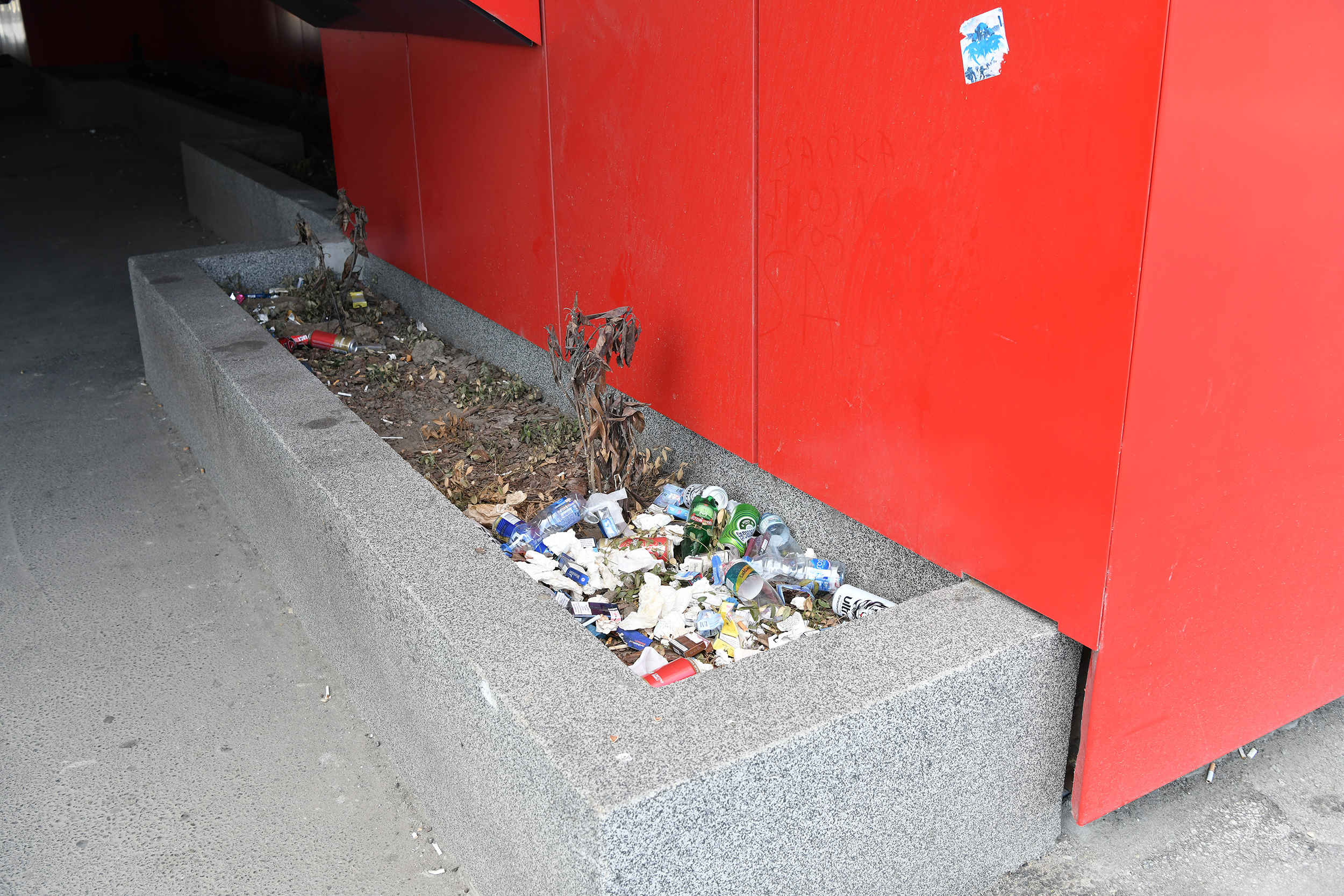 beograd 05.08.2024 novi beograd beovoz zapustena prljava stanica peron , kod buvljaka