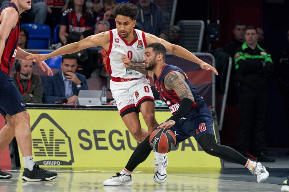 epa11220912 Baskonia's Markus Howard (R) in action against Milano's Maodo Lo (2-R) during the Euroleague basketball game between Baskonia and Olimpia Milano at Fernando Buesa Arena in Vitoria, Basque Country, Spain, 14 March 2024.  EPA-EFE/L. Rico
