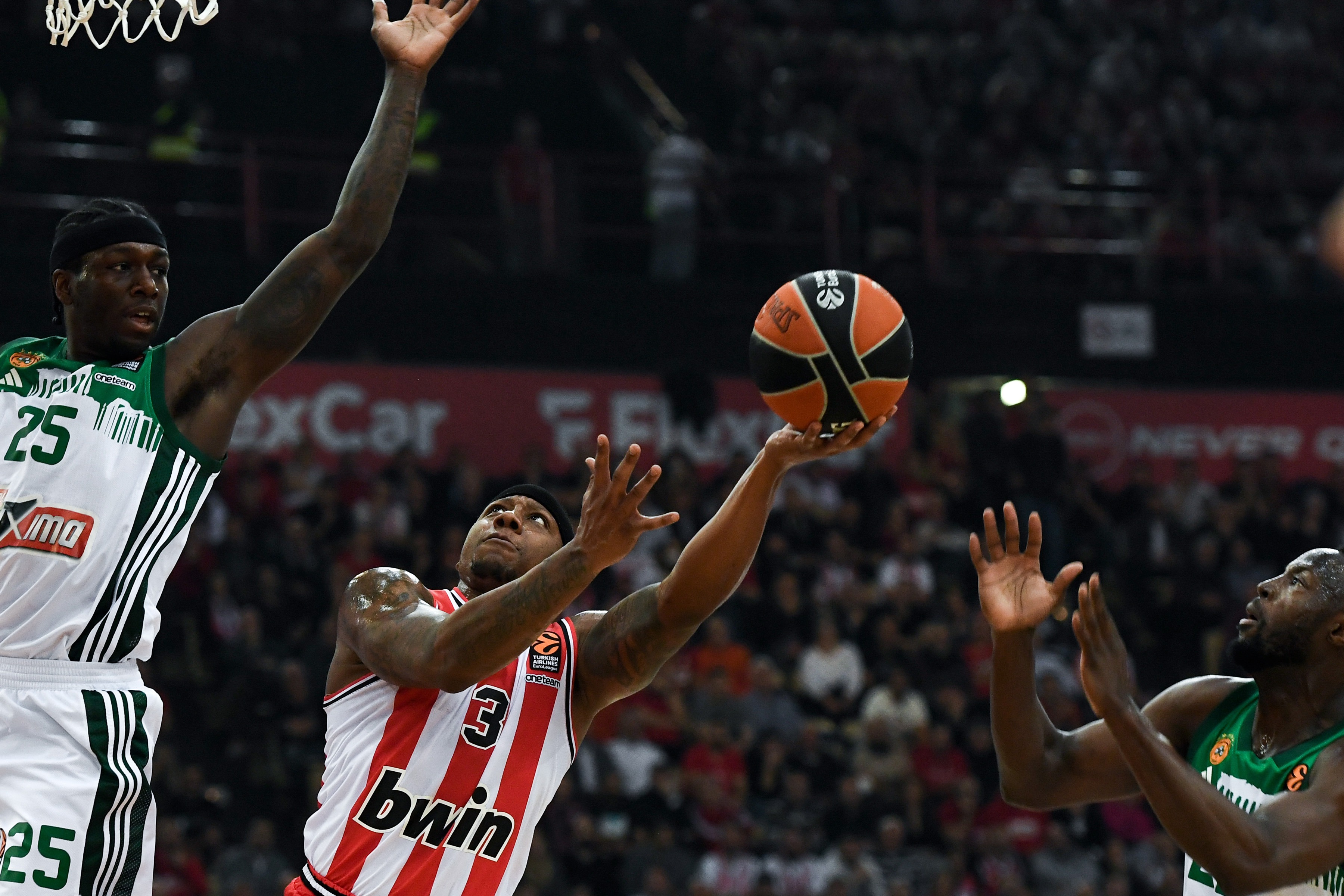 epa11220786 Olympiaco's Isaiah Canaan (C) in action during the Euroleague basketball match between Olympiacos Piraeus and Panathinaikos AKTOR Athens, in Piraeus, Greece, 14 March 2024.  EPA-EFE/Georgia Panagopoulou