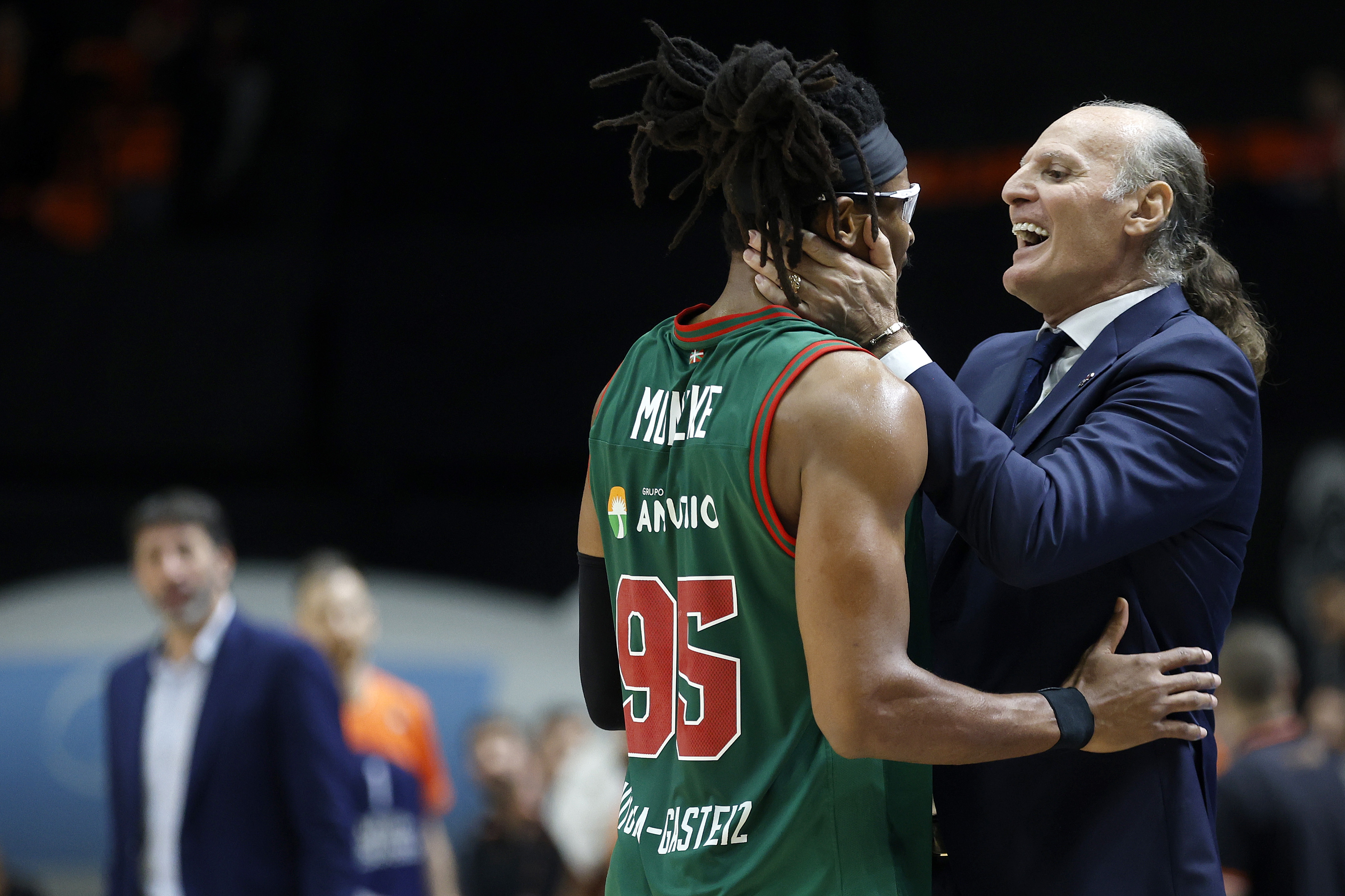 epa11006469 Baskonia's head coach Dusko Ivanivoc (R) reacts next to player China Moneke during an Euroleague basketball match between Valencia Basket and Baskonia at Fuente San Luis complex in Valencia, Spain, 01 December 2023.  EPA-EFE/Miguel Angel Polo