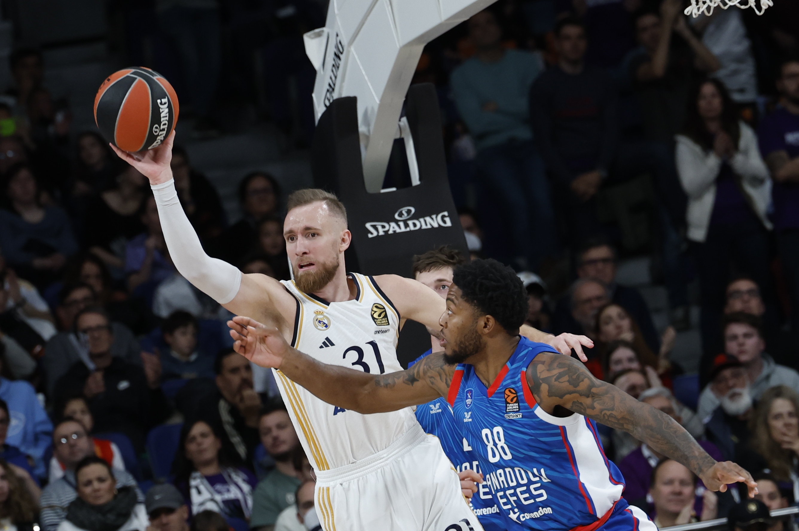 epa11059639 Real Madrid's Dzanan Musa (L) in action against Efes' Tyrique Jones (R) during the Euroleague basketball match between Real Madrid and Anadolu Efes, in Madrid, Spain, 05 January 2024.  EPA-EFE/Javier Lizon