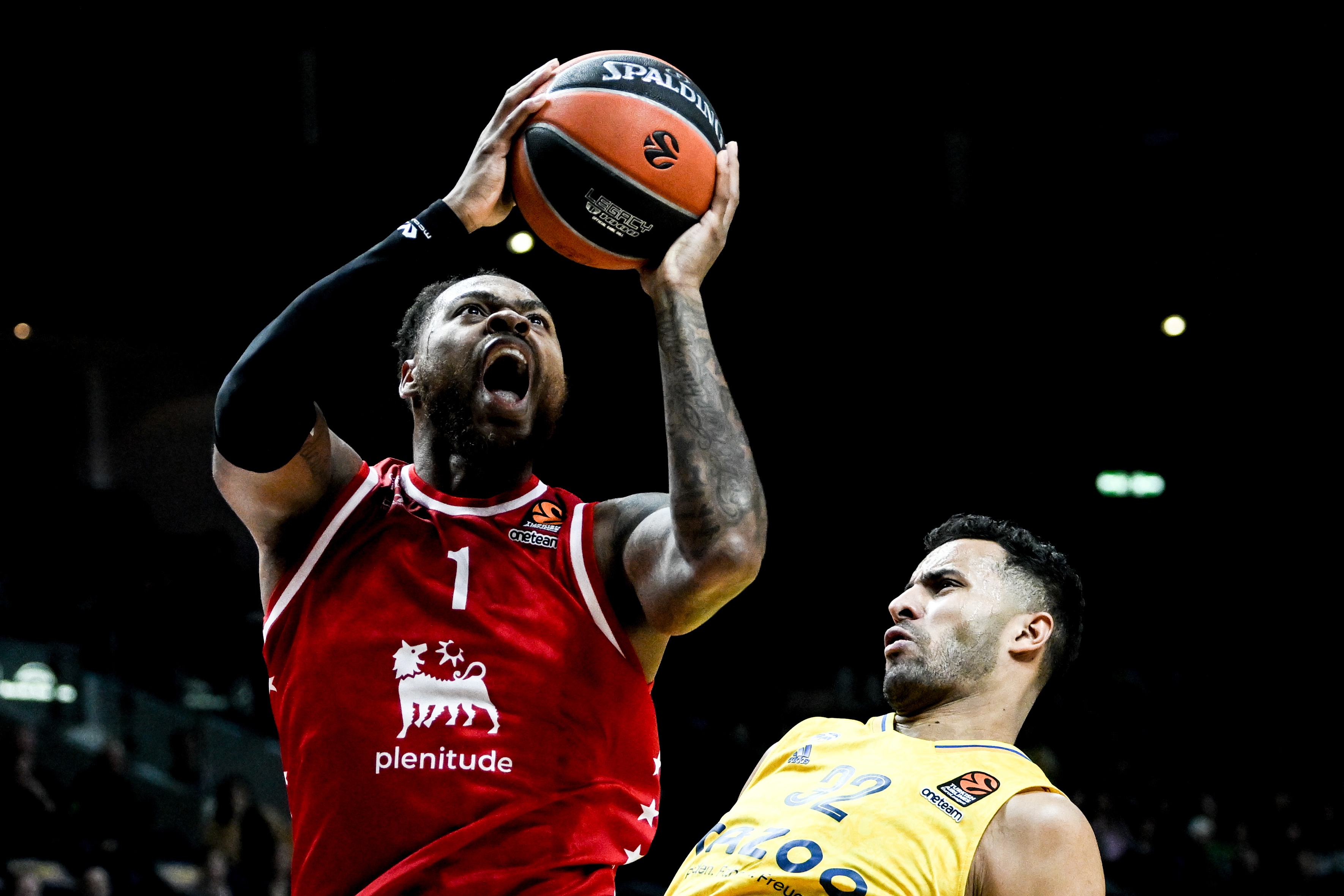 epa10398656 Deshaun Thomas (L) of Milano in action against Johannes Thiemann of Alba during the Euroleague Basketball match between Alba Berlin and Olimpia Milano, in Berlin, Germany, 10 January 2023.  EPA-EFE/FILIP SINGER