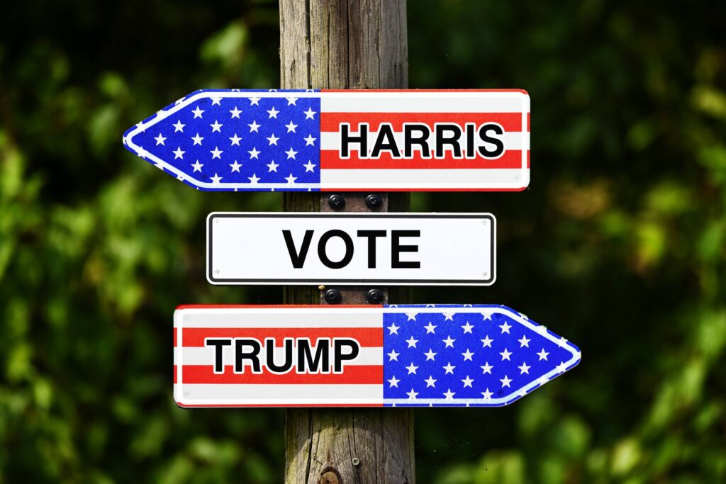 FOTOMONTAGE, Wegweiser Harris und Trump, Symbolfoto US-Präsidentschaftswahl,Image: 930660203, License: Rights-managed, Restrictions: , Model Release: no, Credit line: Christian Ohde / imago stock&amp;people / Profimedia