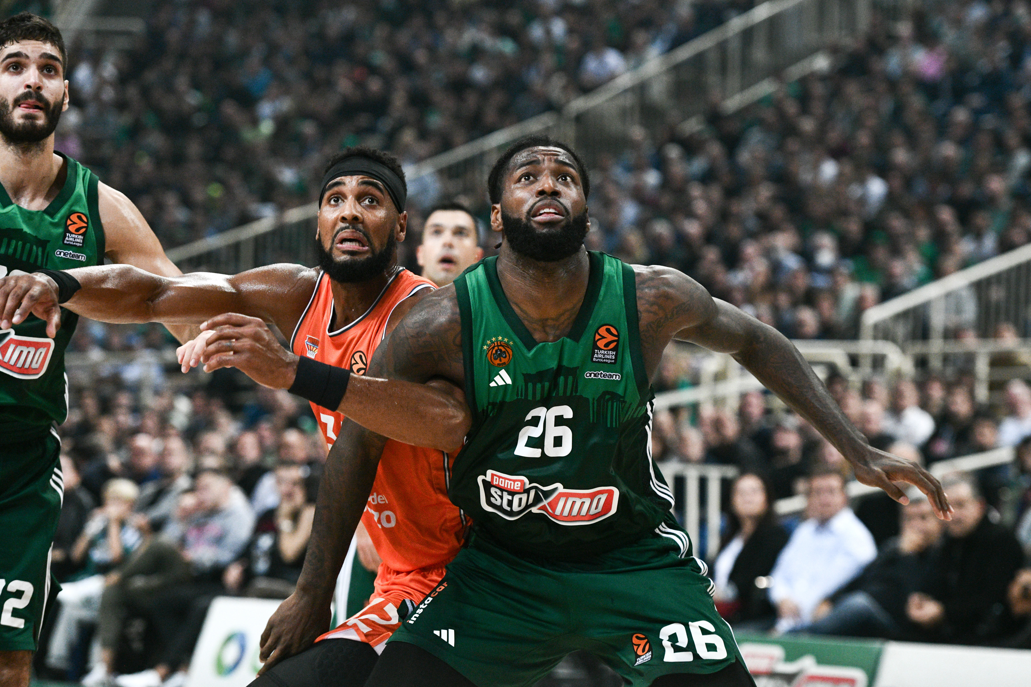 epa10991624 Panathinaikos' Mathias Lessort (R) in action against Valencia's Brandon Davies (C) during the EuroLeague basketball match between Panathinaikos and Valencia, in Athens, Greece, 23 November 2023  EPA-EFE/GEORGIA PANAGOPOULOU