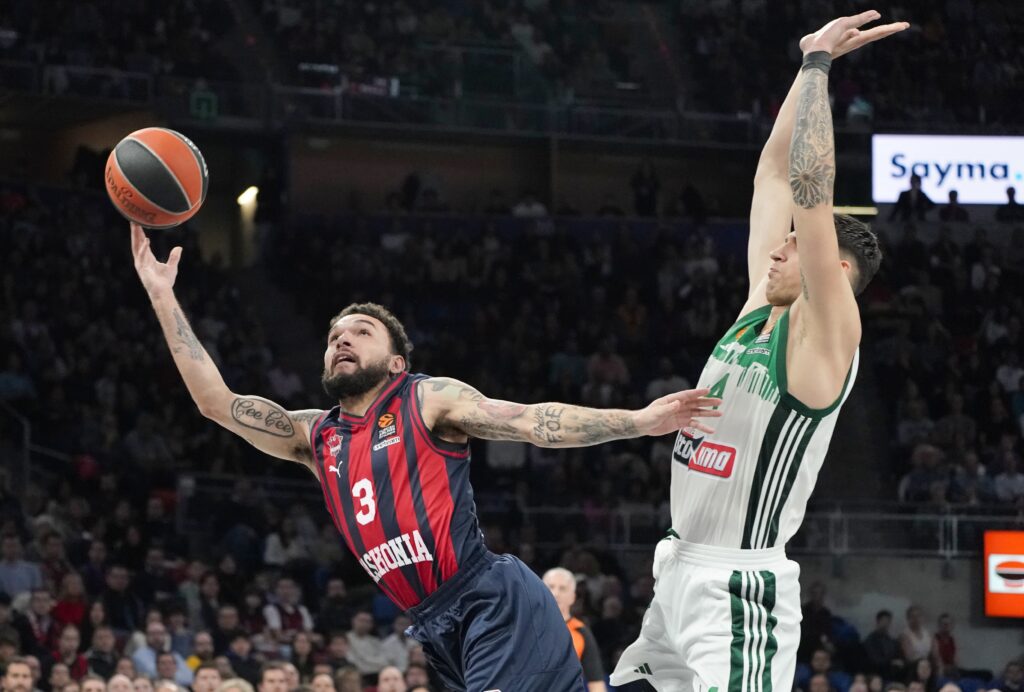 epa11055853 Baskonia's Chiozza Chris (L) in action against Panathinaikos' Konstantinos Mitoglou during the Euroleague basketball match between Baskonia and Panathinaikos in Vitoria, Basque Country, northern Spain, 03 January 2024.  EPA-EFE/L. Rico