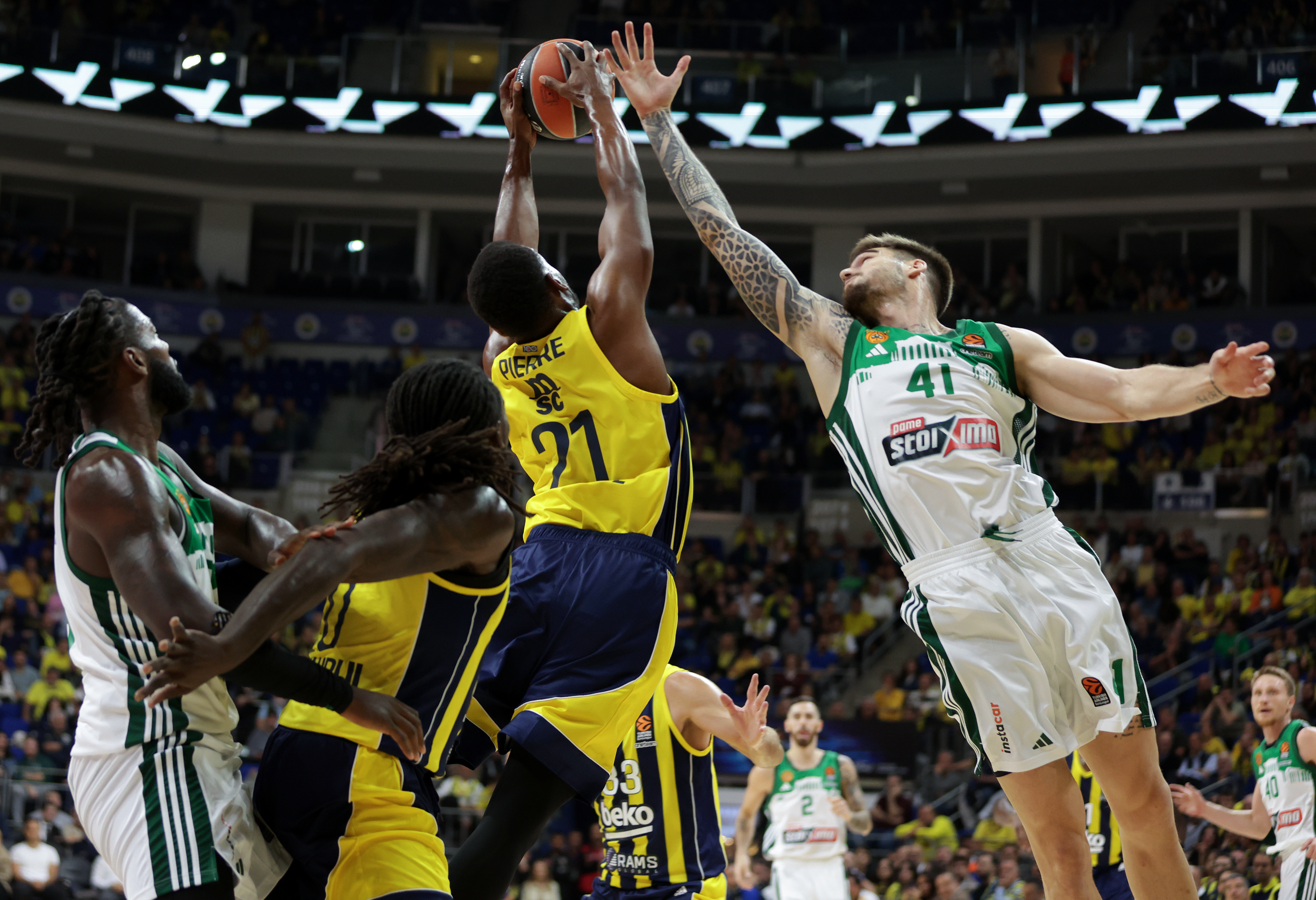 epa10924080 Dyshawn Pierre (C) of Fenerbahce in action against Juancho Hernangomes (R) of Panathinaikos during the Euroleague basketball match between Fenerbahce Beko and Panathinaikos Athens in Istanbul, Turkey, 17 October 2023.  EPA-EFE/ERDEM SAHIN