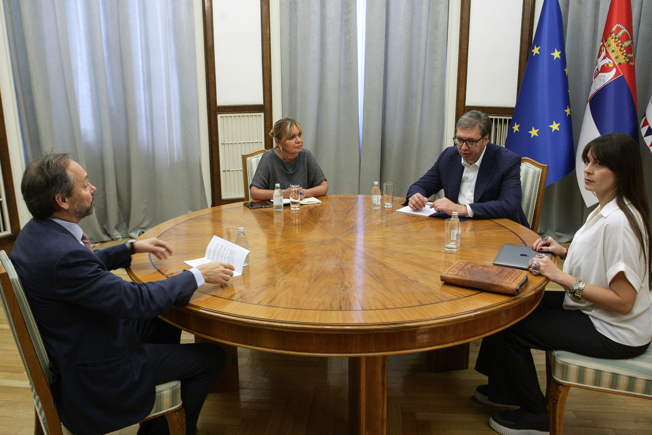 Beograd, 12. septembra 2024. -  Predsednik Srbije Aleksandar Vučić sastao se danas sa šefom delegacije Evropske unije u Srbiji Emanuelom Žiofreom. FOTO TANJUG/ SAVA RADOVANOVIĆ/ bg