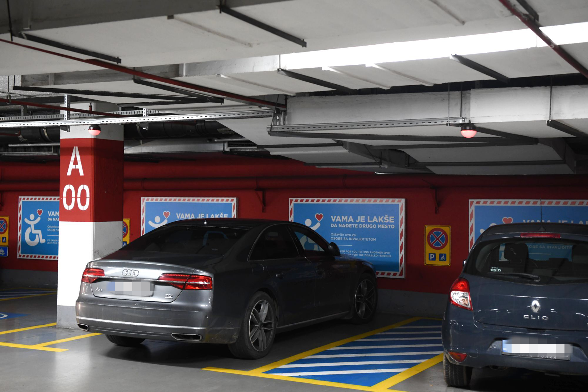 beograd 19.10.2020  bahato parkiranje, parkiranje na mesta za invalide, parking mesto za invalide, nalepnica za invalide za automobile