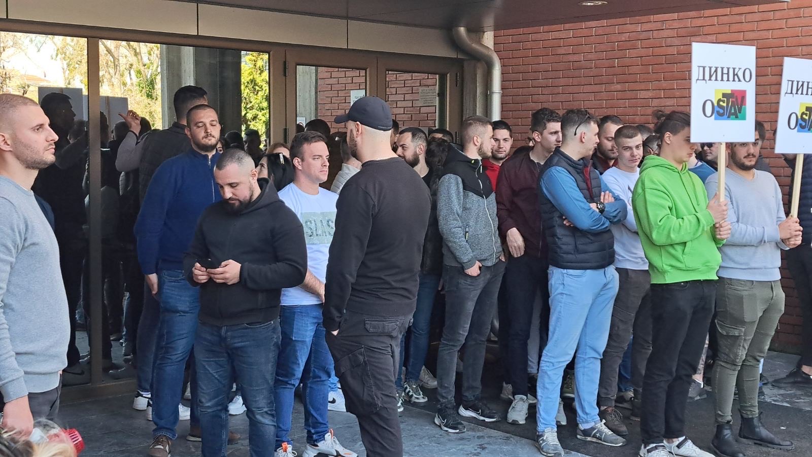 Protest u Novom sadu ispred filozofskog fakulteta dinko gruhonjić