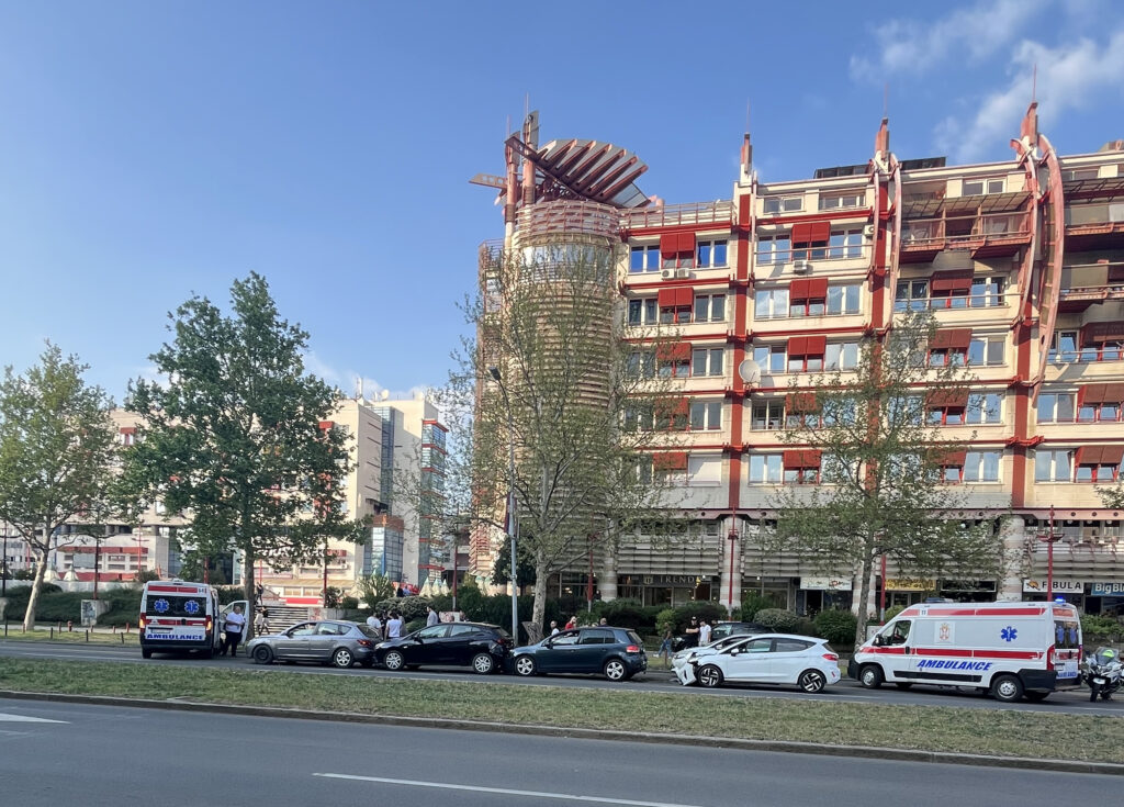 4 vozila ucestvovala, dvoja kola hitne pomoci ukazuju pomoc, saobracaj usporen
to je kod ju biznis centra