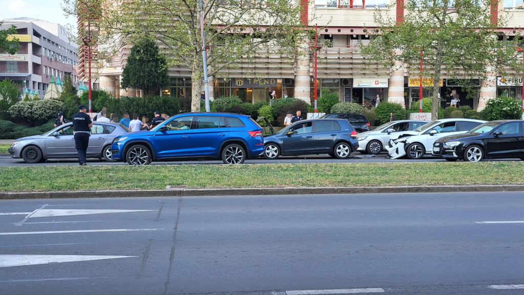 4 vozila ucestvovala, dvoja kola hitne pomoci ukazuju pomoc, saobracaj usporen
to je kod ju biznis centra